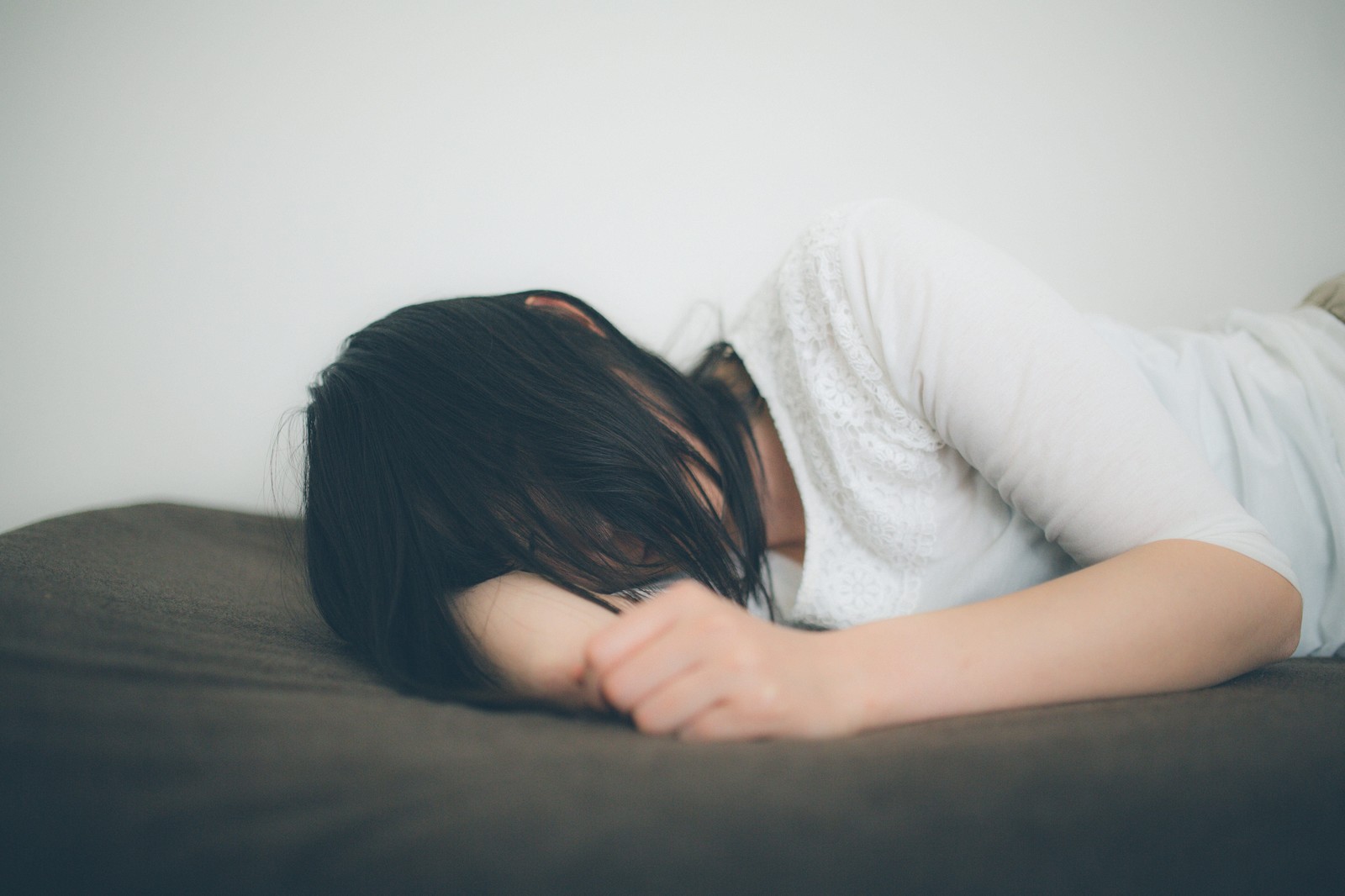 人夫聽到摳下體的聲音崩潰，立刻將侵犯妻子的黃男壓制。示意圖，非當事人。（翻攝自Pakutaso）