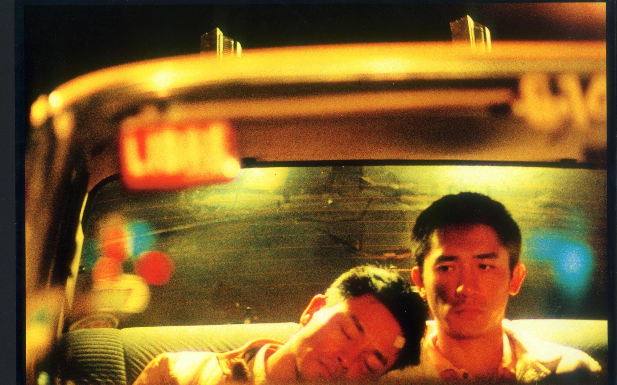 由張國榮(左)、梁朝偉主演的經典愛情電影《春光乍洩》2月25日重返大銀幕。(Catchplay提供)