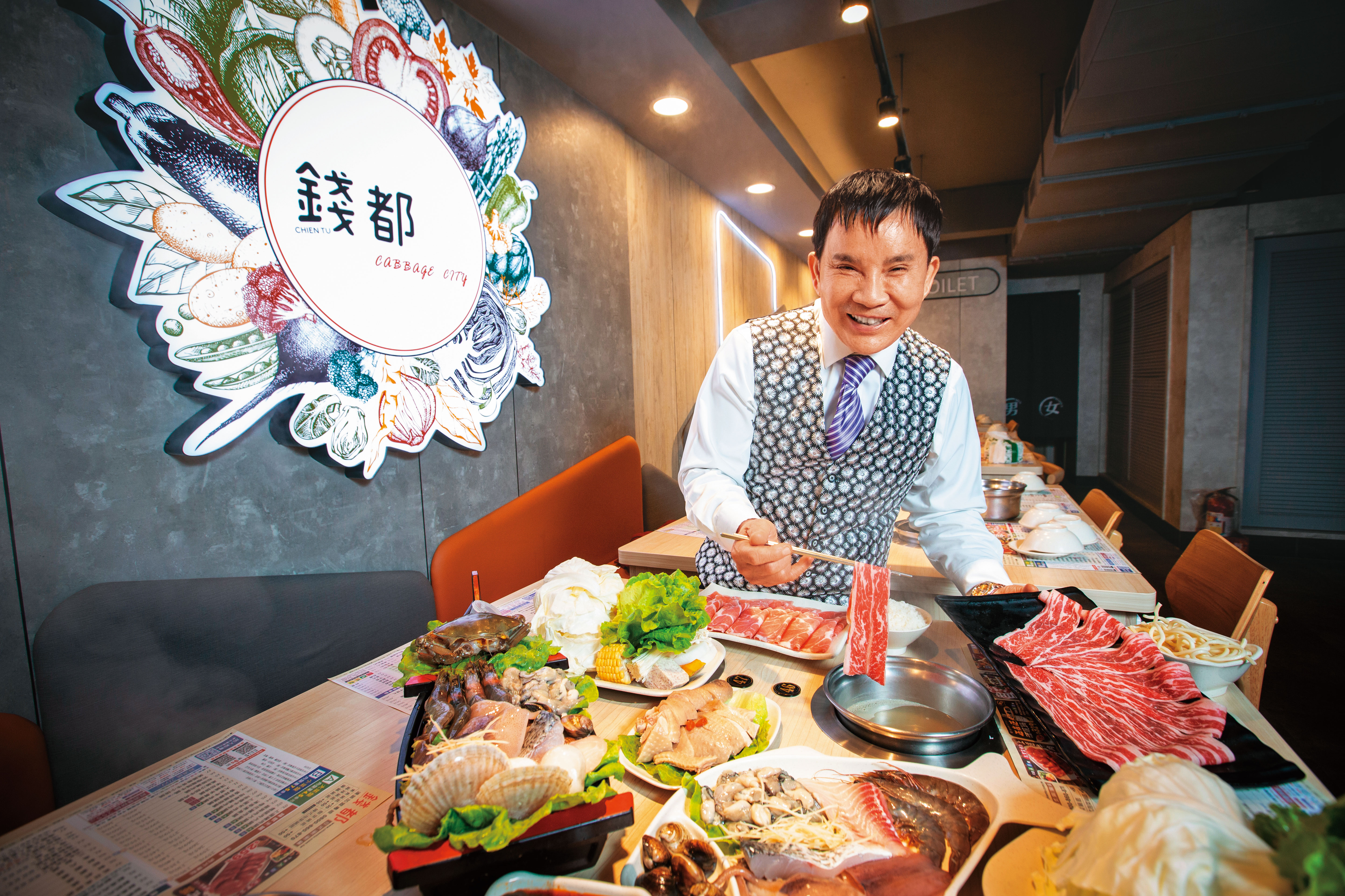 張景德25年前創立錢都涮涮鍋，靠著獨家湯頭與高CP值在平價火鍋市場稱王。