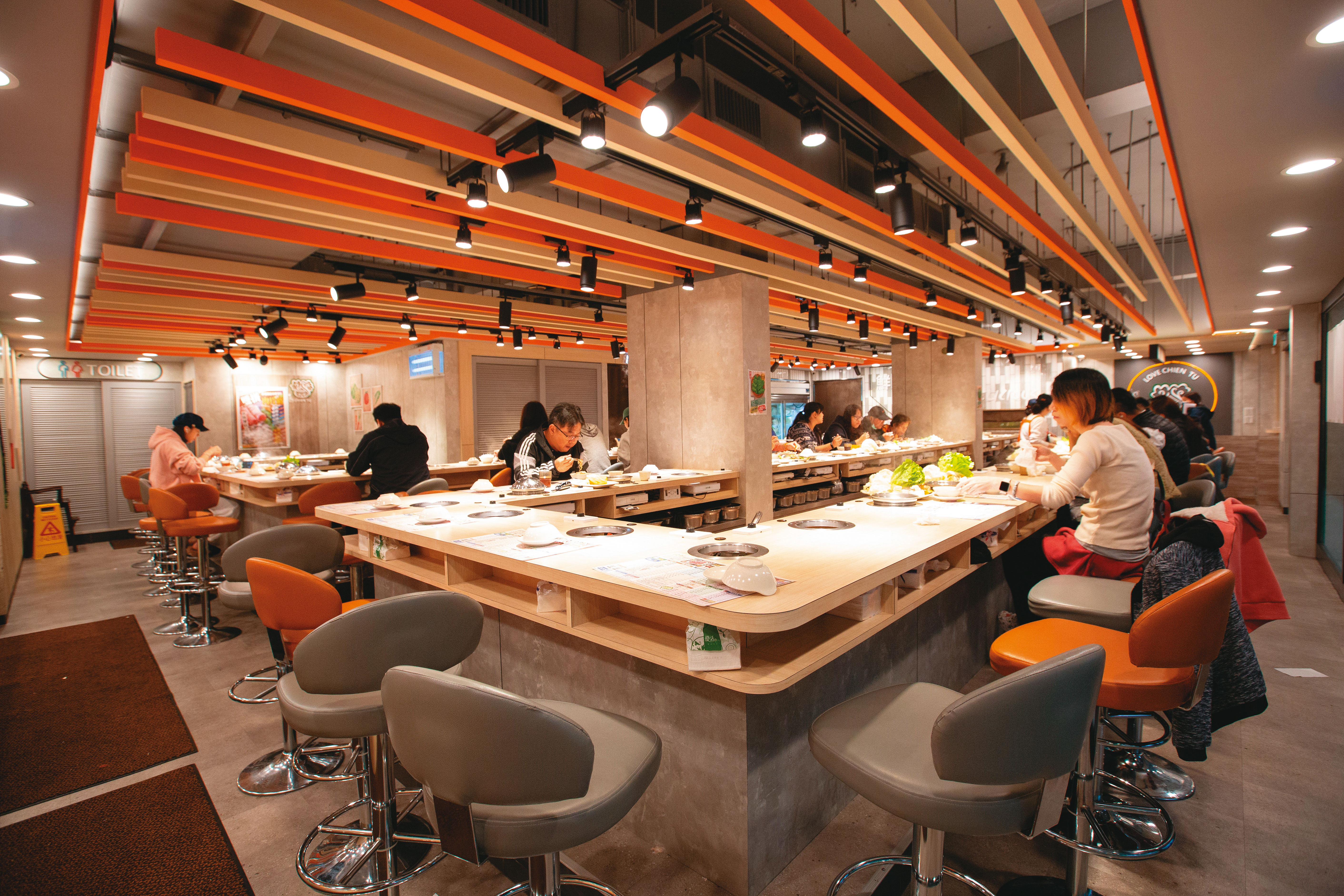 錢都二代店裝潢走工業風，空間明亮，看起來更寬敞。