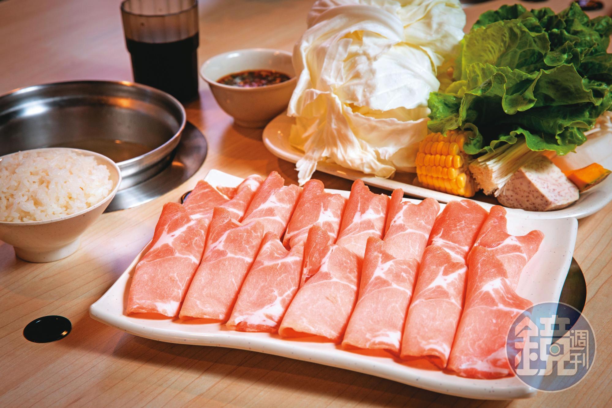 錢都的梅花豬肉鍋套餐,白飯、菜盤、肉盤份量頗足,還可選擇菜多或肉多,希望讓顧客都能吃飽。(269元/份,板橋雙十店)