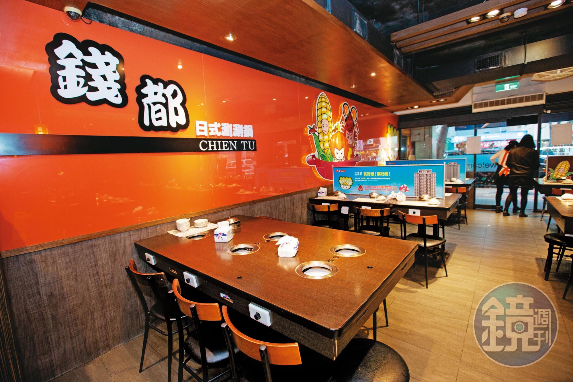 錢都一代店燈光較昏黃,桌子也以木質桌椅為主,裝潢看起來稍微簡單。