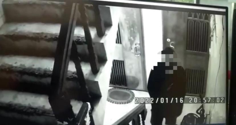監視器拍下其中1名嫌犯身影。(翻攝畫面)