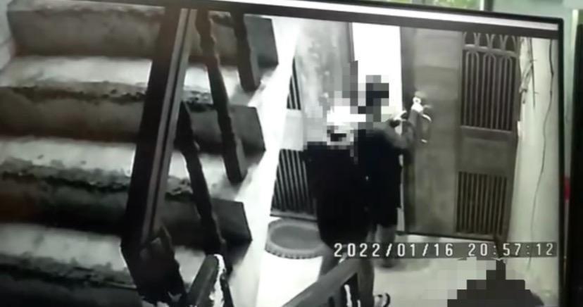 嫌犯進入被害人住處。(翻攝畫面)