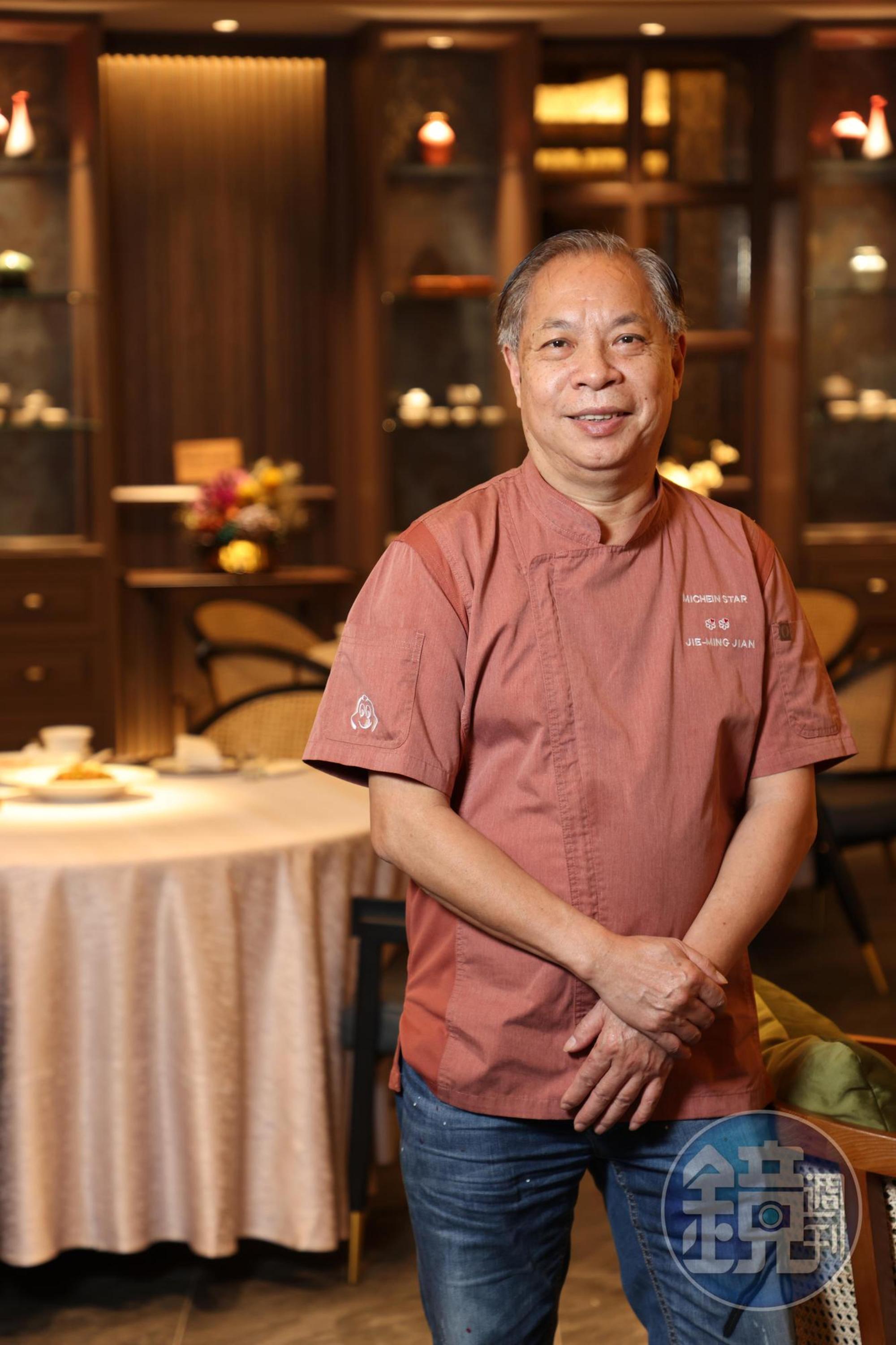 朧粵廚藝總監簡捷明，師承香港有富豪食堂之稱的「福臨門」行政總廚羅安，從燒臘入門到炒台，擁有近一甲子的深厚廚功。