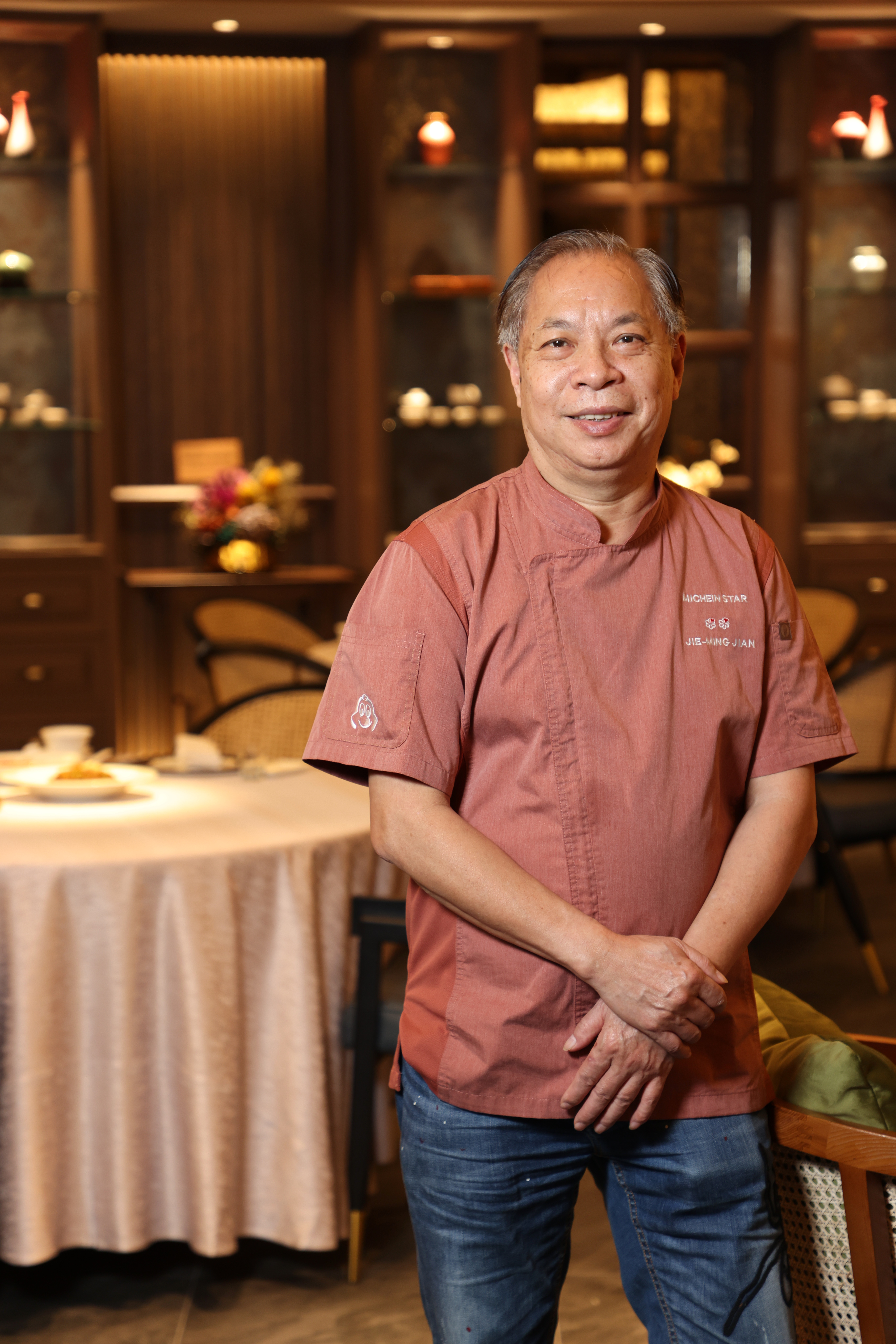 朧粵廚藝總監簡捷明，師承香港有富豪食堂之稱的「福臨門」行政總廚羅安，從燒臘入門到炒台，擁有近一甲子的深厚廚功。