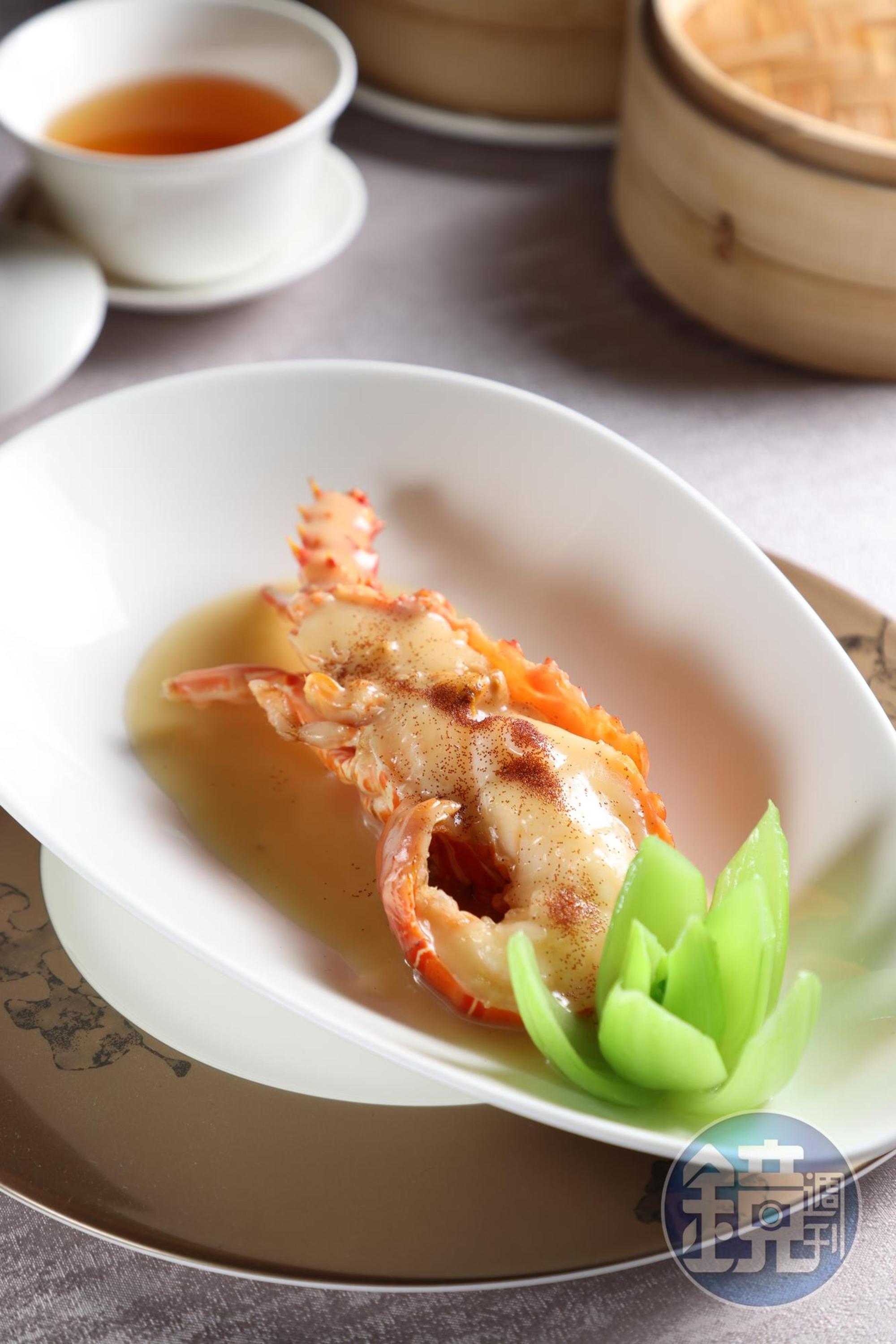 「上湯蝦籽焗小青龍」的龍蝦肉質鮮彈，同高湯入口也多了溫潤口感。（每人3,880元套餐菜色）