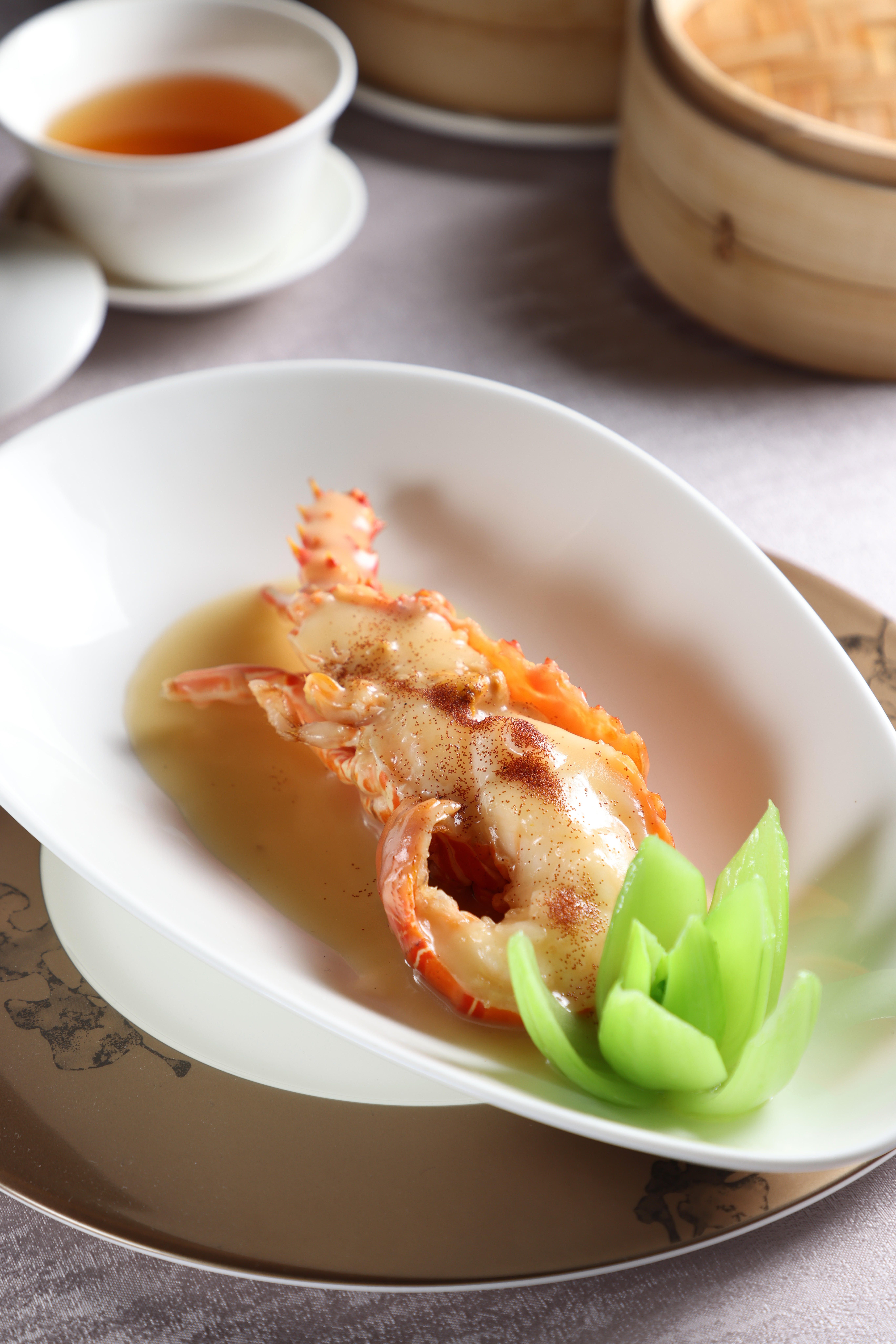 「上湯蝦籽焗小青龍」的龍蝦肉質鮮彈，同高湯入口也多了溫潤口感。（每人3,880元套餐菜色）