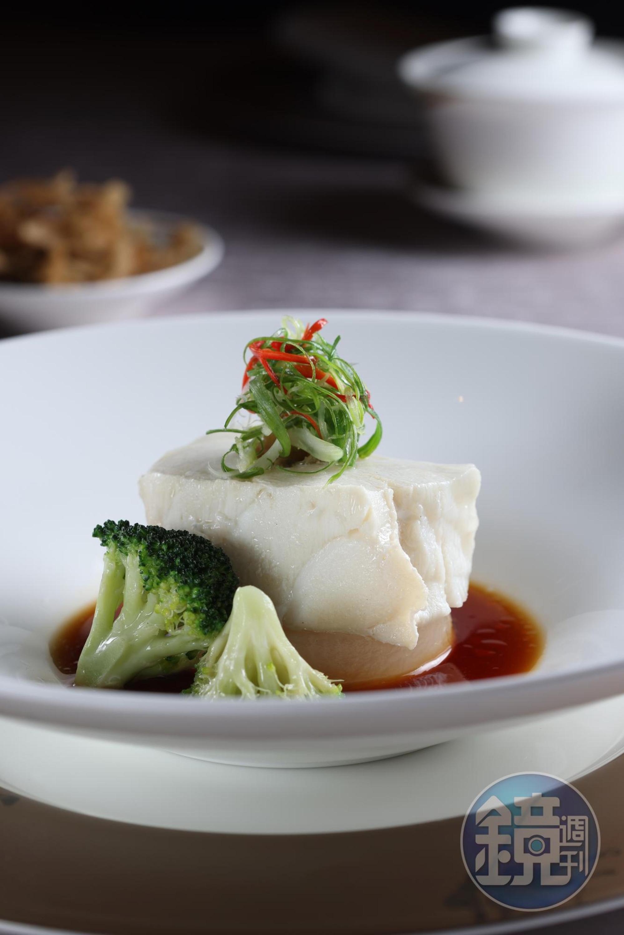 「梅菜皇蒸鱈魚」把廣東甜梅菜嵌進銀鱈魚同蒸，讓梅菜的鹹甘與魚肉的油脂互相融合。（每人5,880元套餐菜色）
