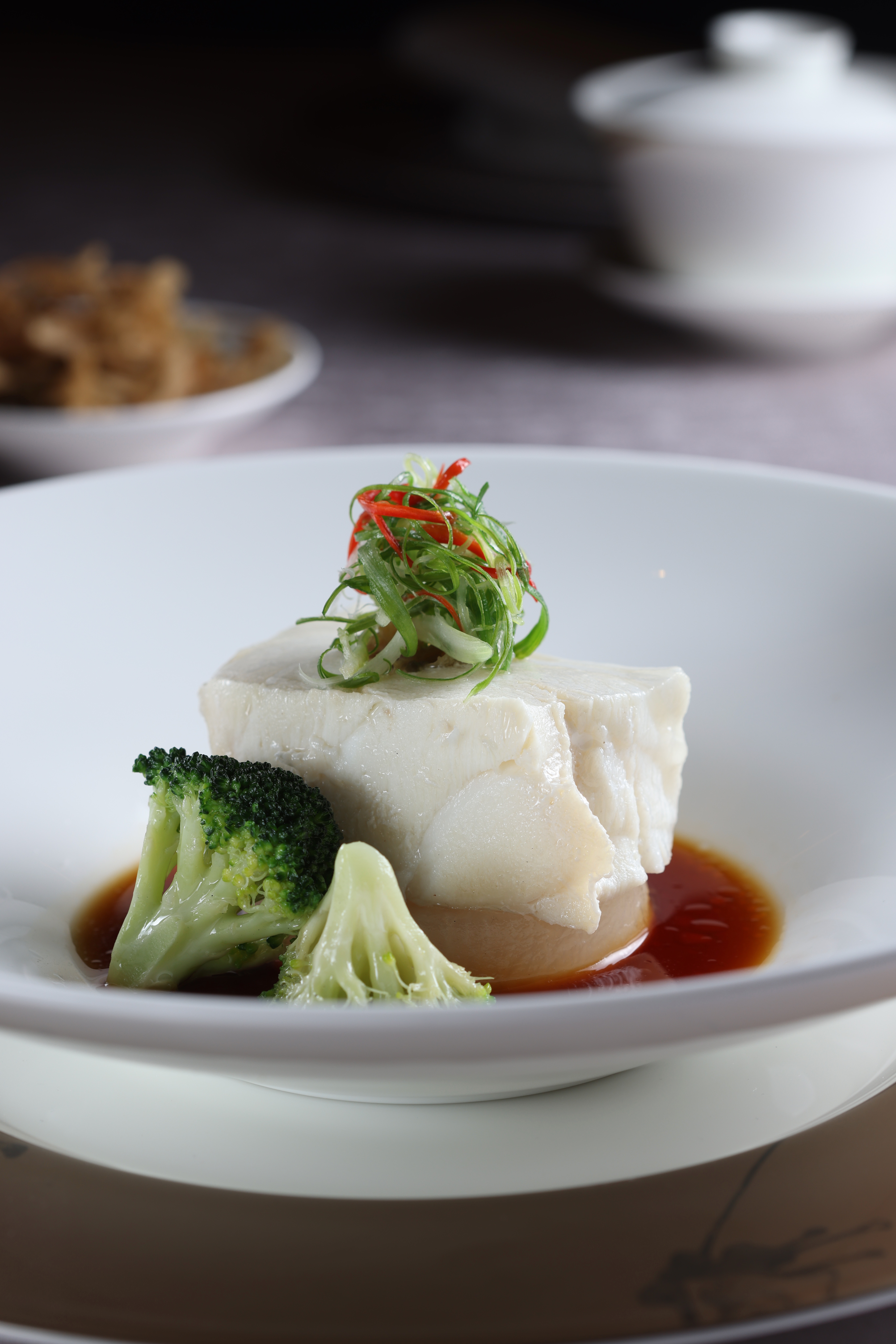 「梅菜皇蒸鱈魚」把廣東甜梅菜嵌進銀鱈魚同蒸，讓梅菜的鹹甘與魚肉的油脂互相融合。（每人5,880元套餐菜色）