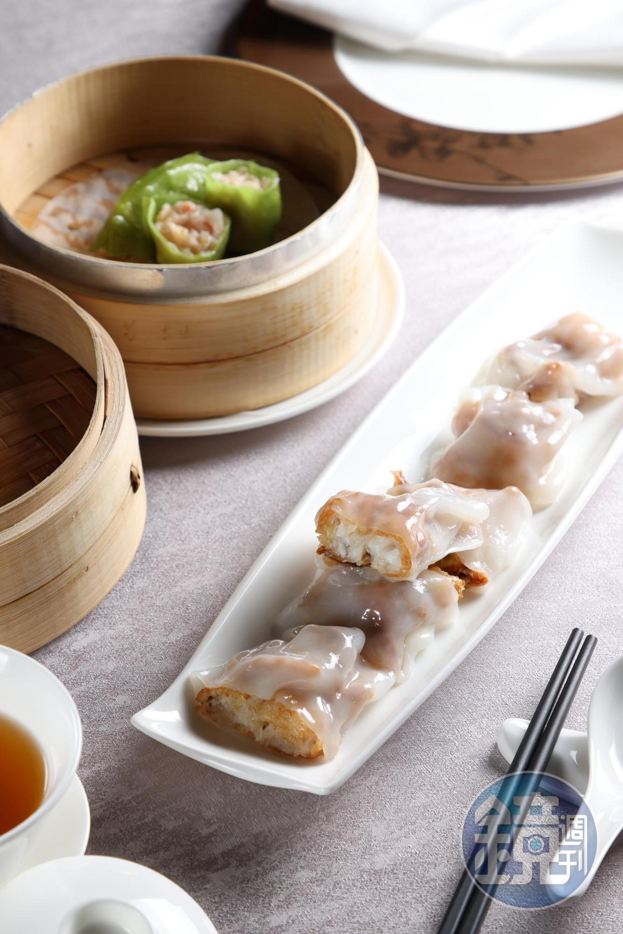 手工港點推出「軟殼蟹腸粉」（中，480元／份）和「翡翠花膠枕（左，300元／份）創意點心，口感新穎。