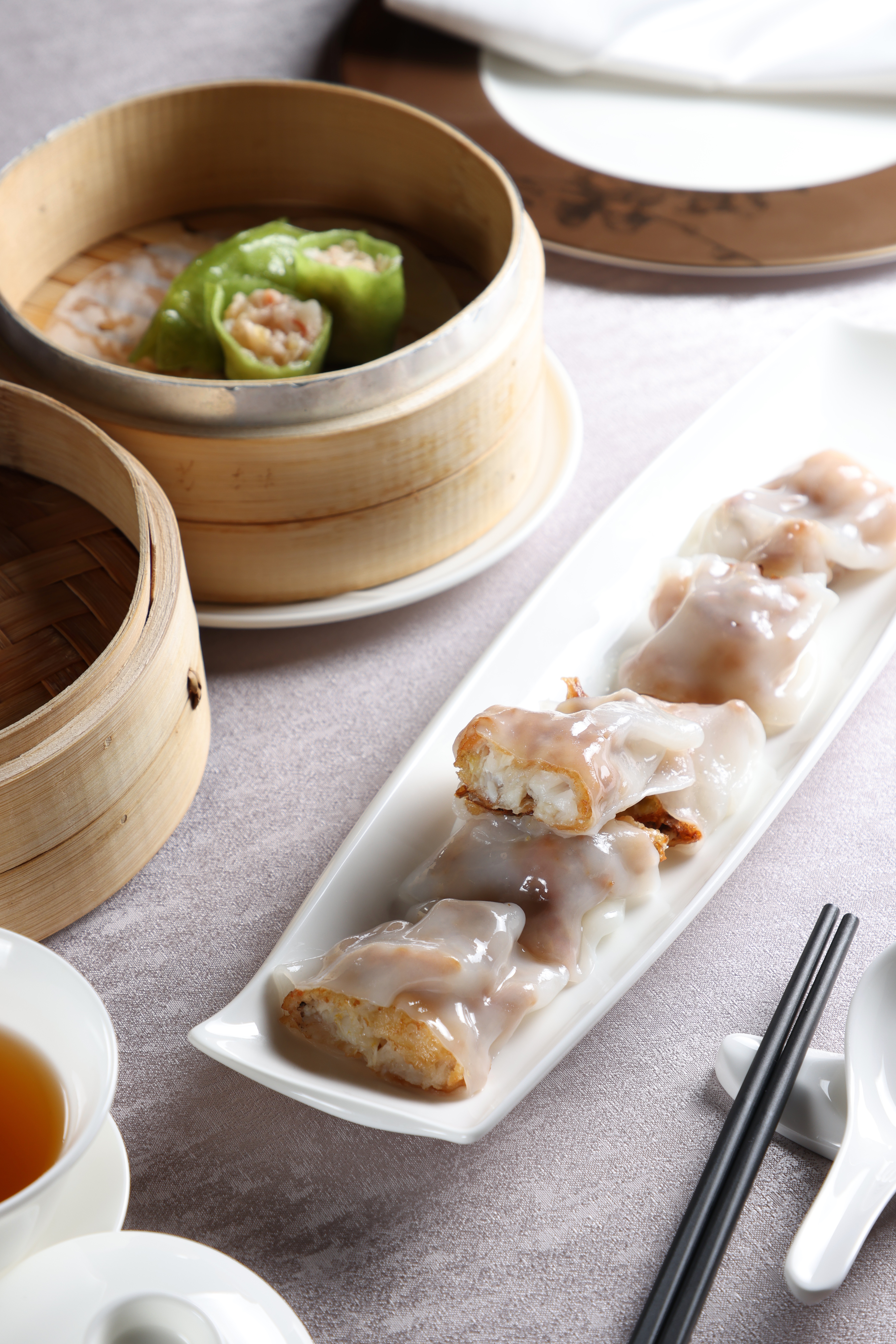 手工港點推出「軟殼蟹腸粉」（中，480元／份）和「翡翠花膠枕（左，300元／份）創意點心，口感新穎。