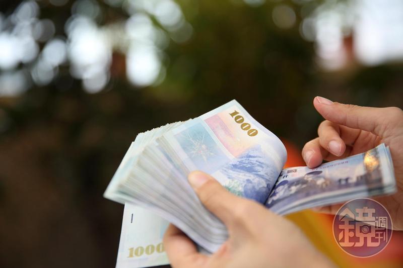 婆婆幫小姑買衣服卻要人妻幫忙墊錢，事後卻打死不還狂罵「就一個妹妹，兄弟姐妹為什麼不能互相幫忙」。示意圖。