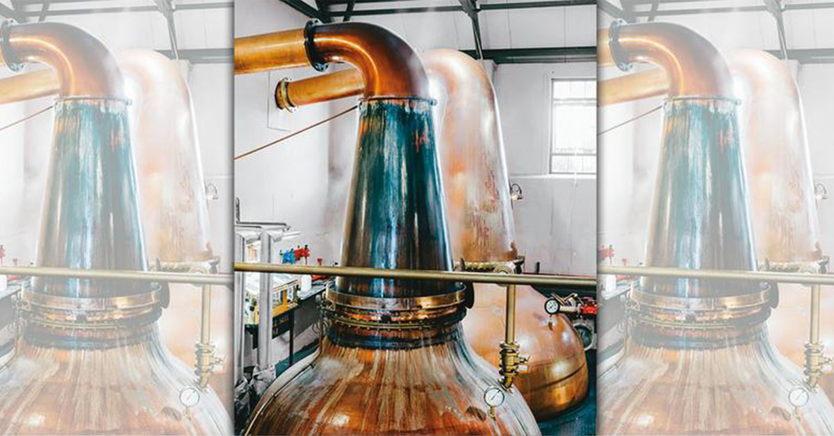 費特肯酒廠最特殊的景觀，是蒸餾器頸部加上了外部的冷卻環，因冷熱同時作用的衝擊，讓銅頸產生了寶藍色的光澤。