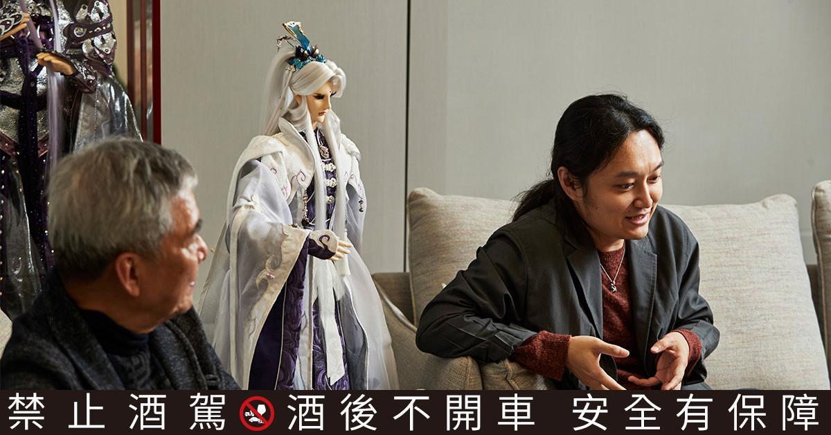 現在已鮮少出現受訪的霹靂布袋戲董事長黃文章(左)這次也特別現身與黃亮勛(右)一同受訪。