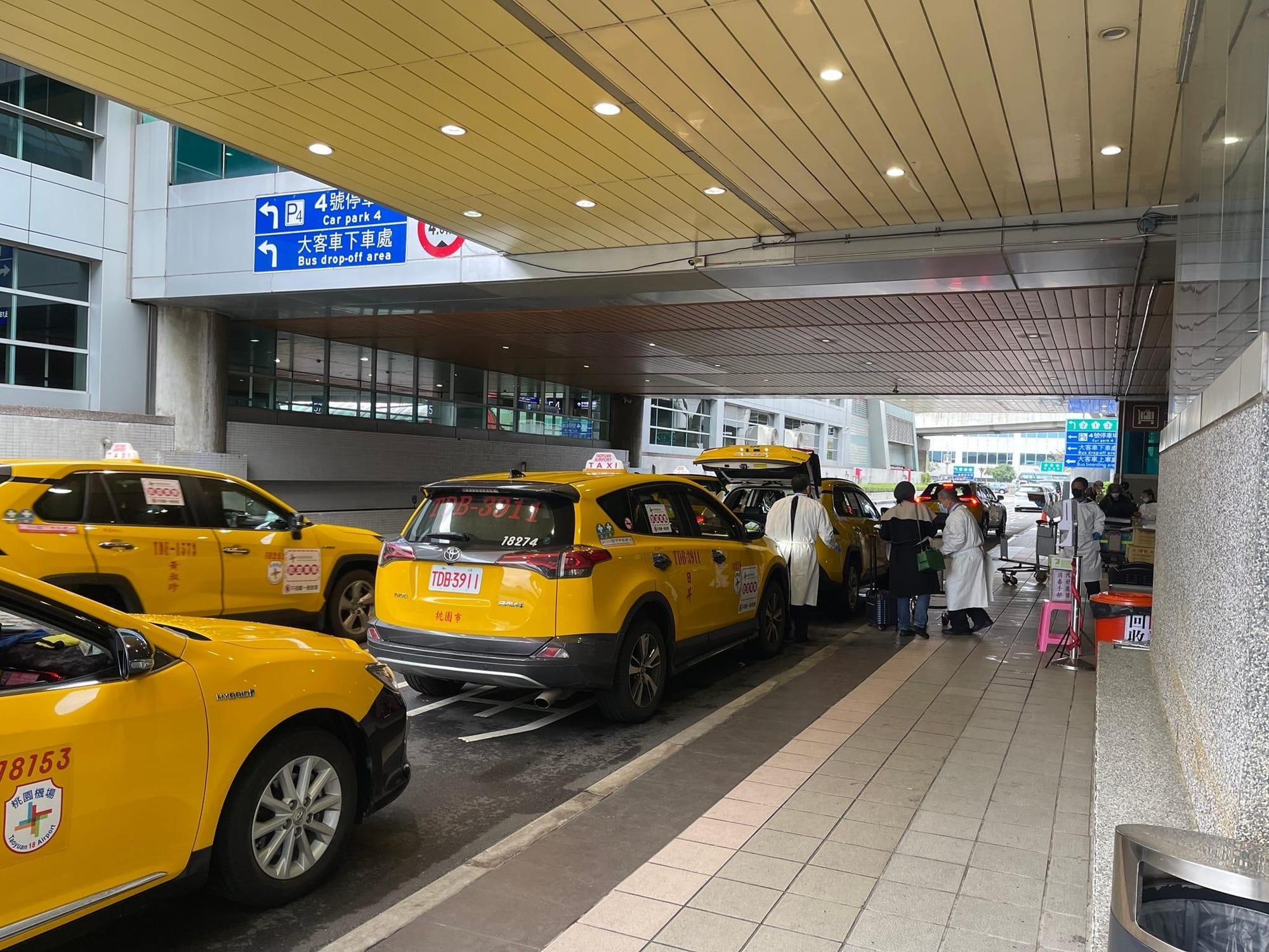 桃園機場這2日新增2例確診者,分別為機場防疫人員和防疫計程車司機。(翻攝自王必勝臉書)