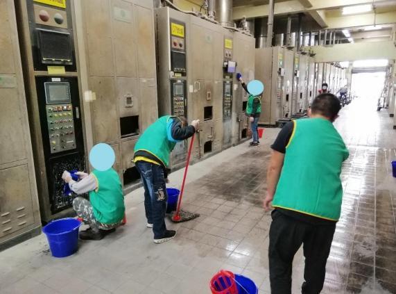 多名酒駕犯執行社會勞務，清潔火化場。（高雄地檢署提供）