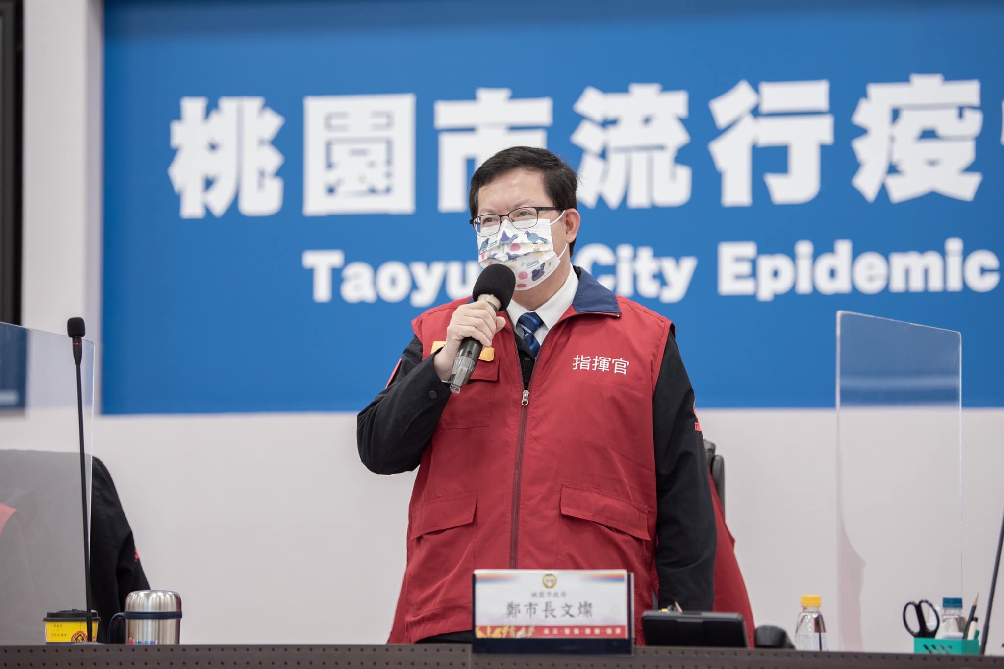 桃園市衛生局晚間再宣布小牛津幼兒園、平鎮區東安國小及附幼2學校停課；圖為桃園市長鄭文燦。（翻攝自鄭文燦臉書）