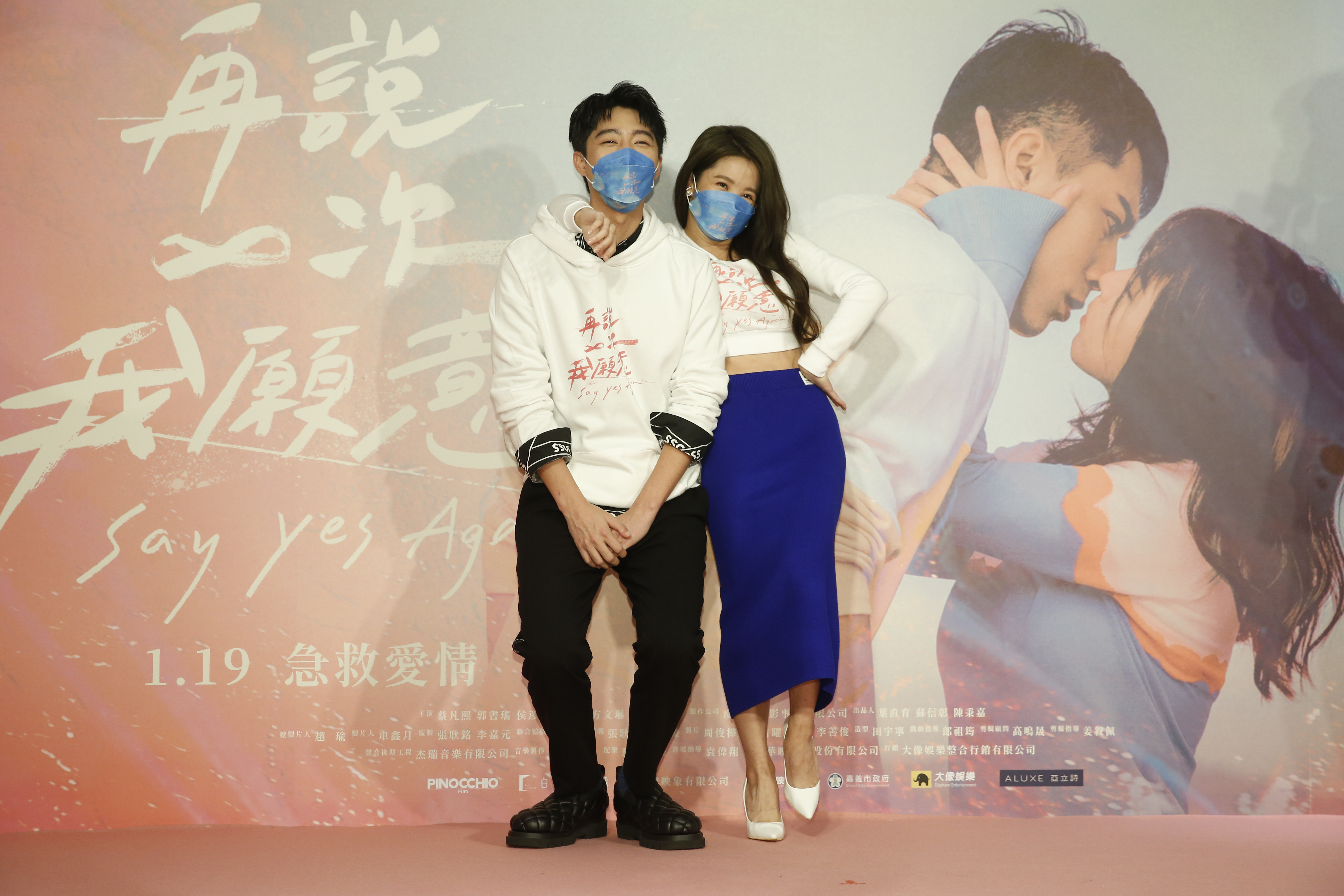 為了配合個子嬌小的郭書瑤的身高,蔡凡熙還特別半蹲,從「最萌身高差」變成「超速配身高」。