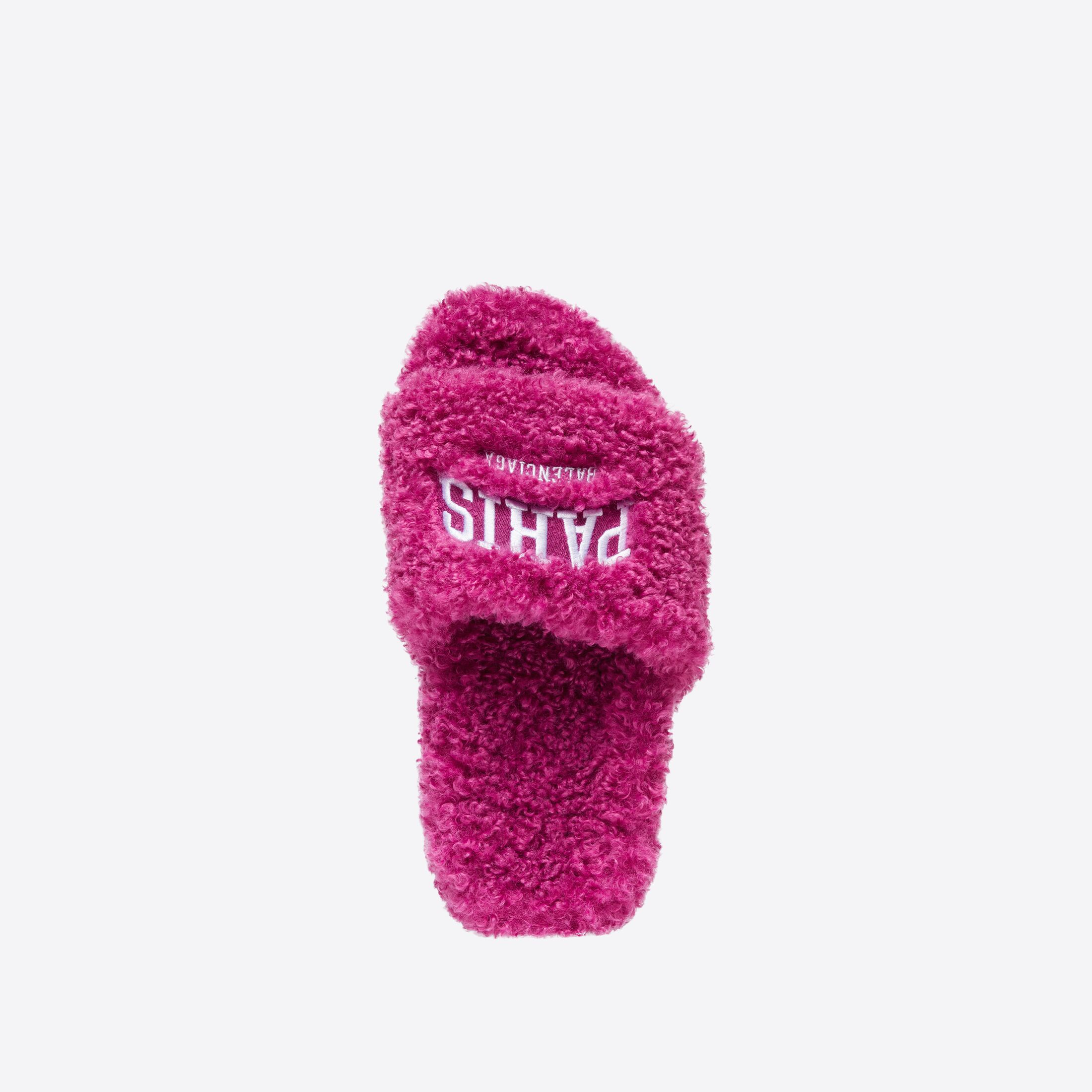 巴黎毛拖鞋。NT$20,500(BALENCIAGA提供)