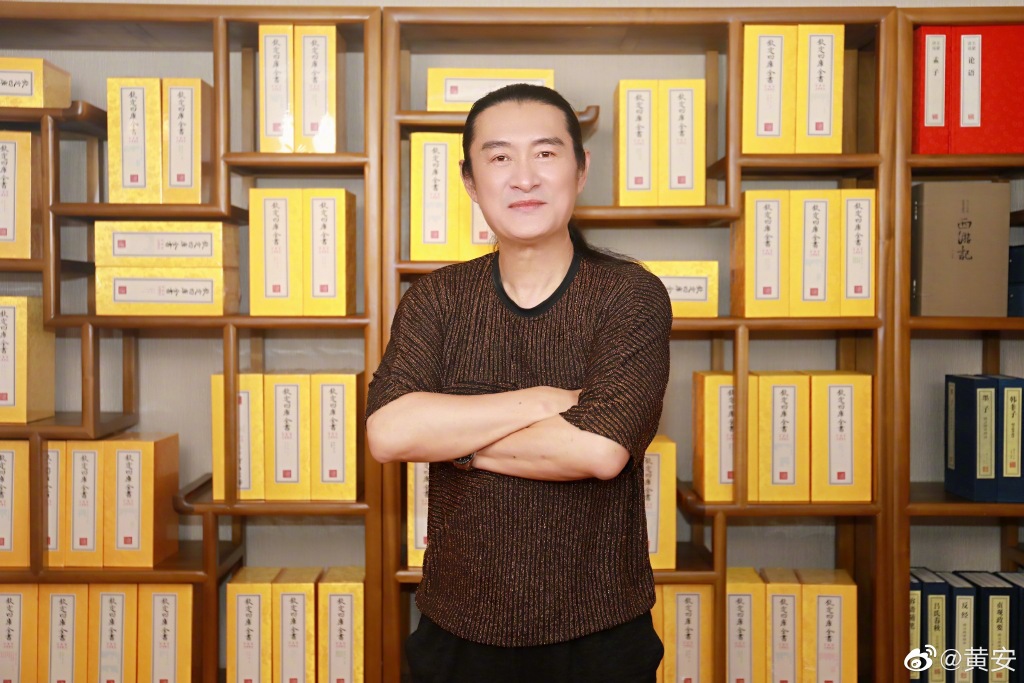 〈新鴛鴦湖蝶夢〉等歌曲遭某間台灣KTV禁播，黃安昨不滿po文反問，「我到底『破壞』台灣什麼？」（翻攝自黃安微博）