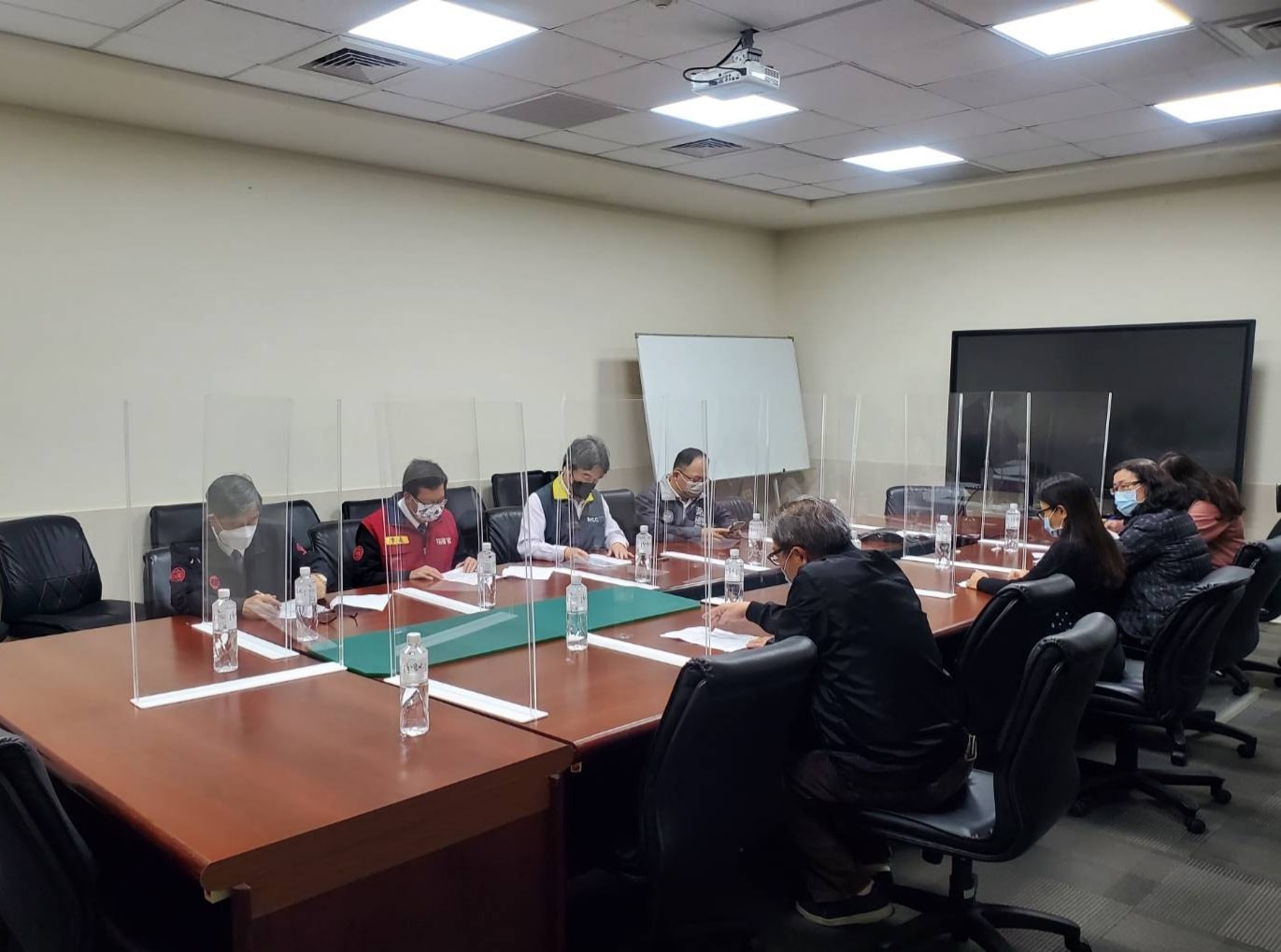 鄭文燦率領防疫團隊與前進指揮所指揮官王必勝討論相關採檢計畫。（翻攝自鄭文燦臉書）