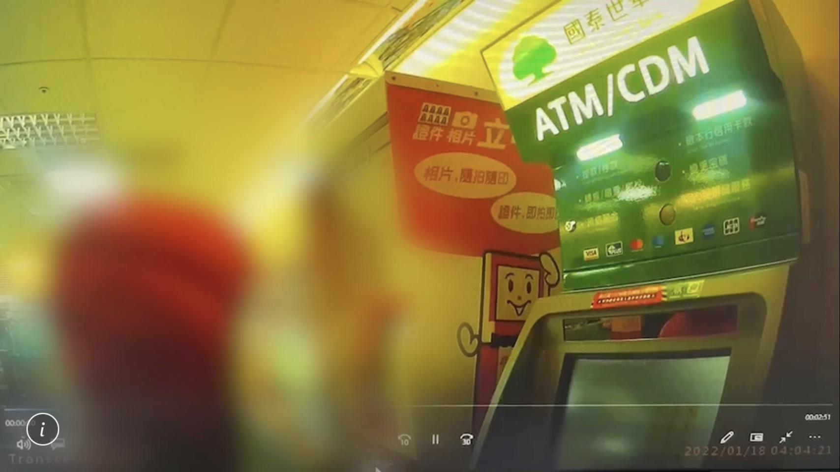 楊姓女子包緊緊在超商提款機盜領酒客存款。(警方提供)