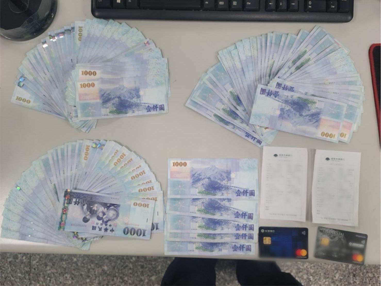 警方上前盤問楊女,在她身上起出12.5萬元現金。(警方提供)