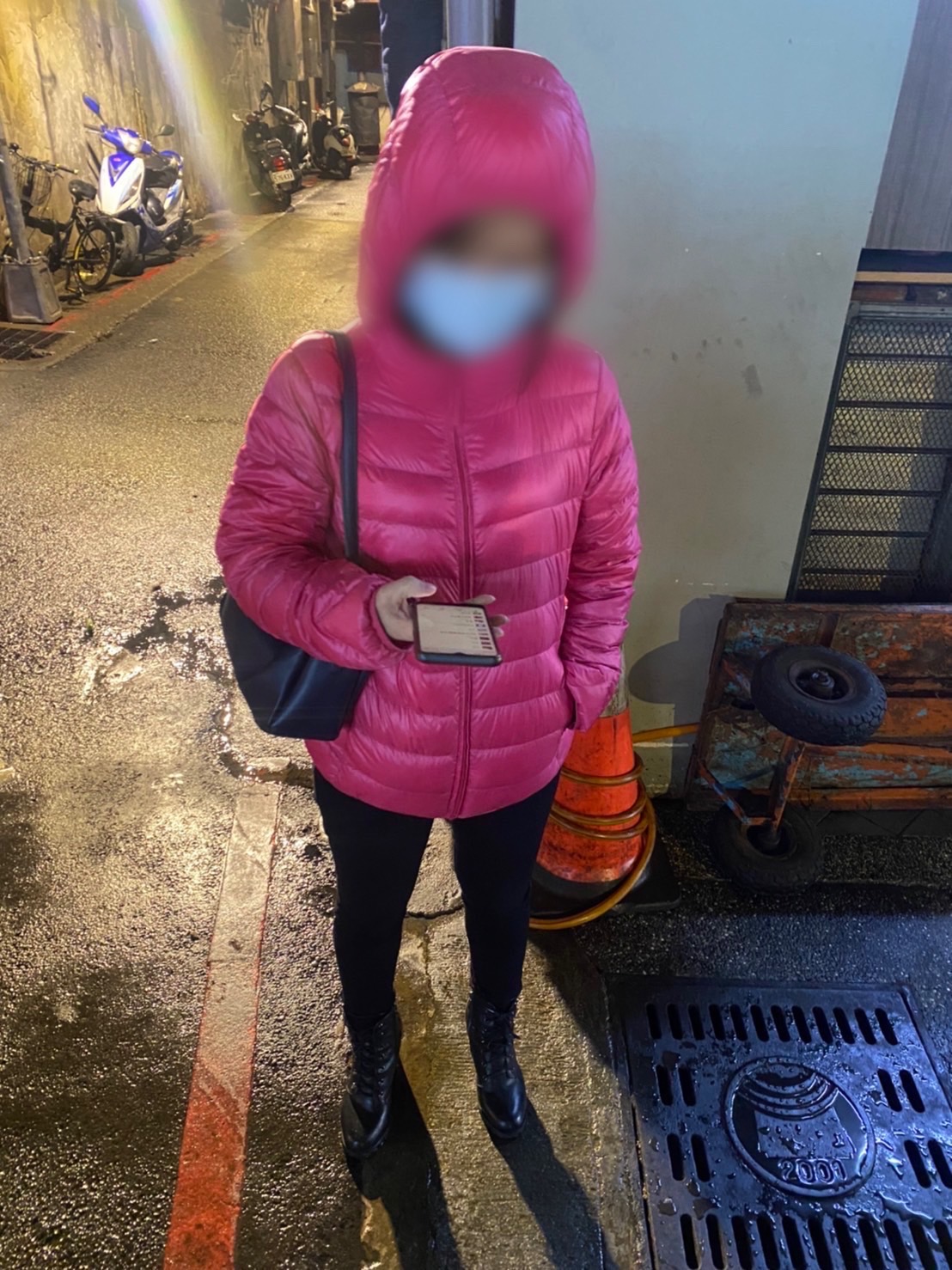 警方事後查出楊女趁酒客喝醉，偷走提款卡領錢。（警方提供）