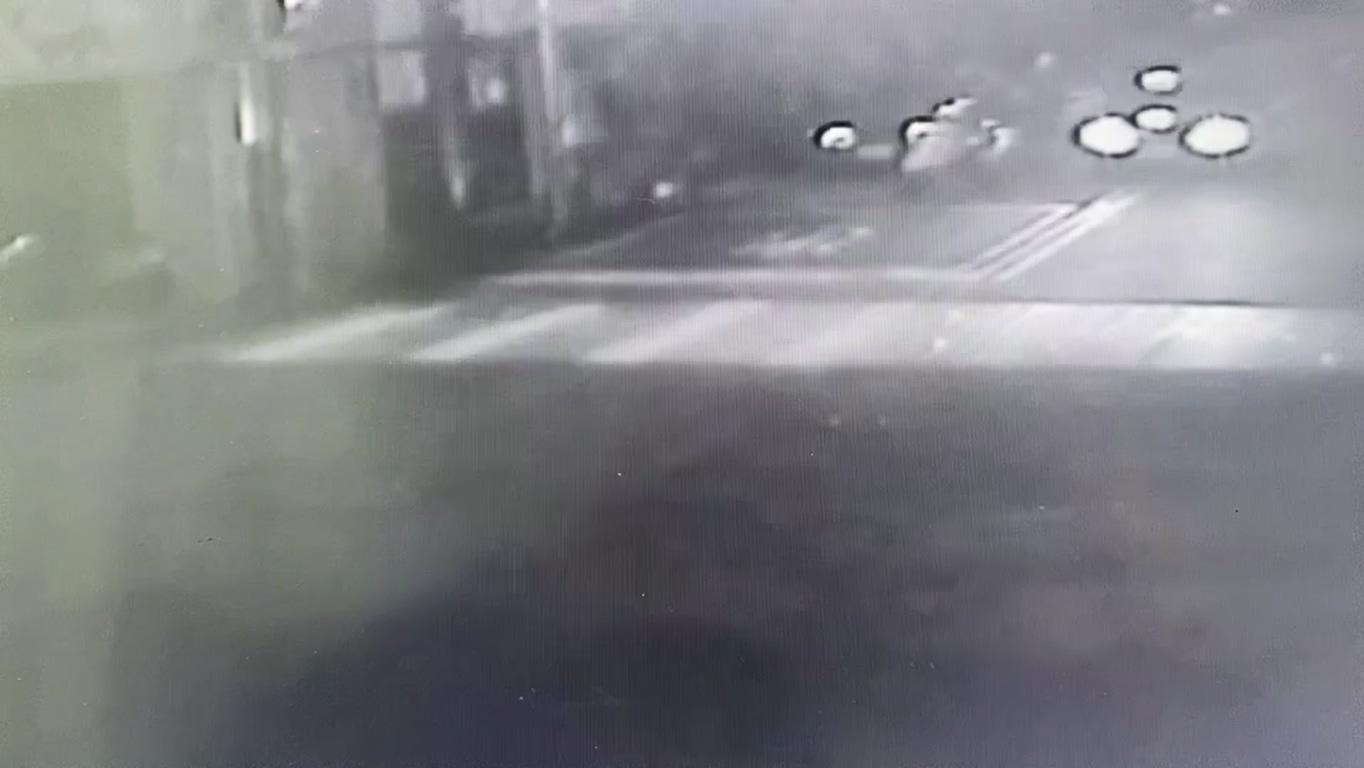 員警經過BMW車旁攔查車輛。(警方提供)