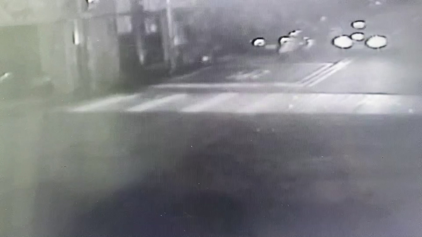 員警經過BMW車旁攔查車輛。(警方提供)