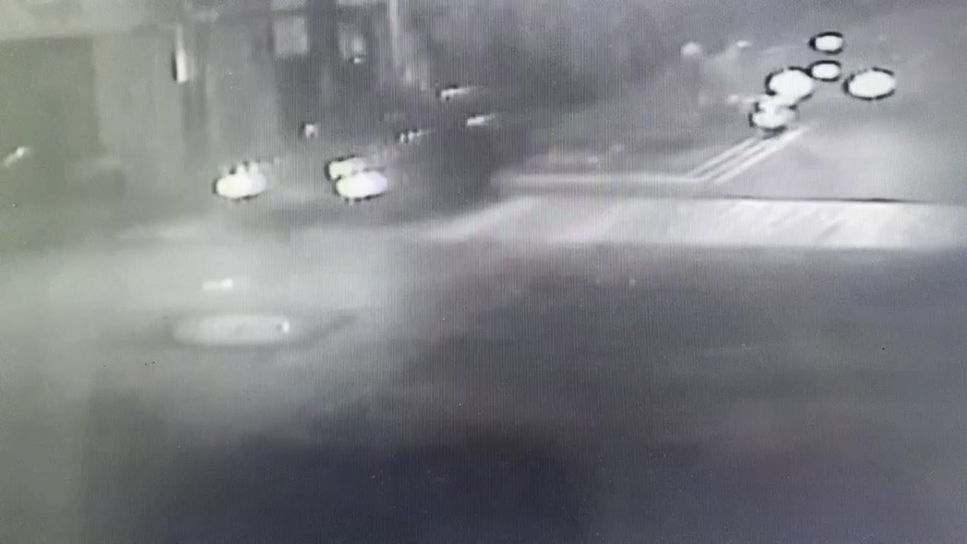 BMW駕駛衝撞警車後逃逸。(警方提供)