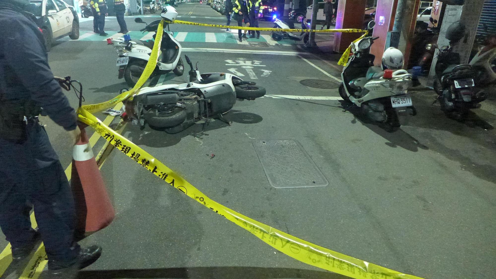 被衝撞後的警車橫躺在地面。(警方提供)