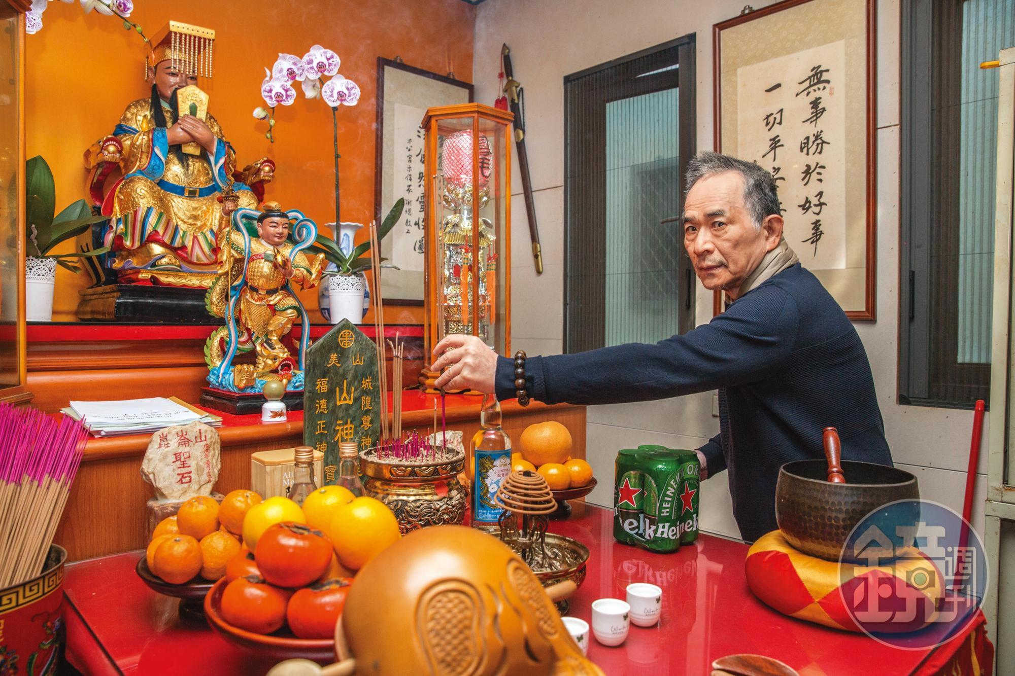 技術派大師蕭明道點香祭拜木公祖，強調心誠，沒有太多刻意的儀式。