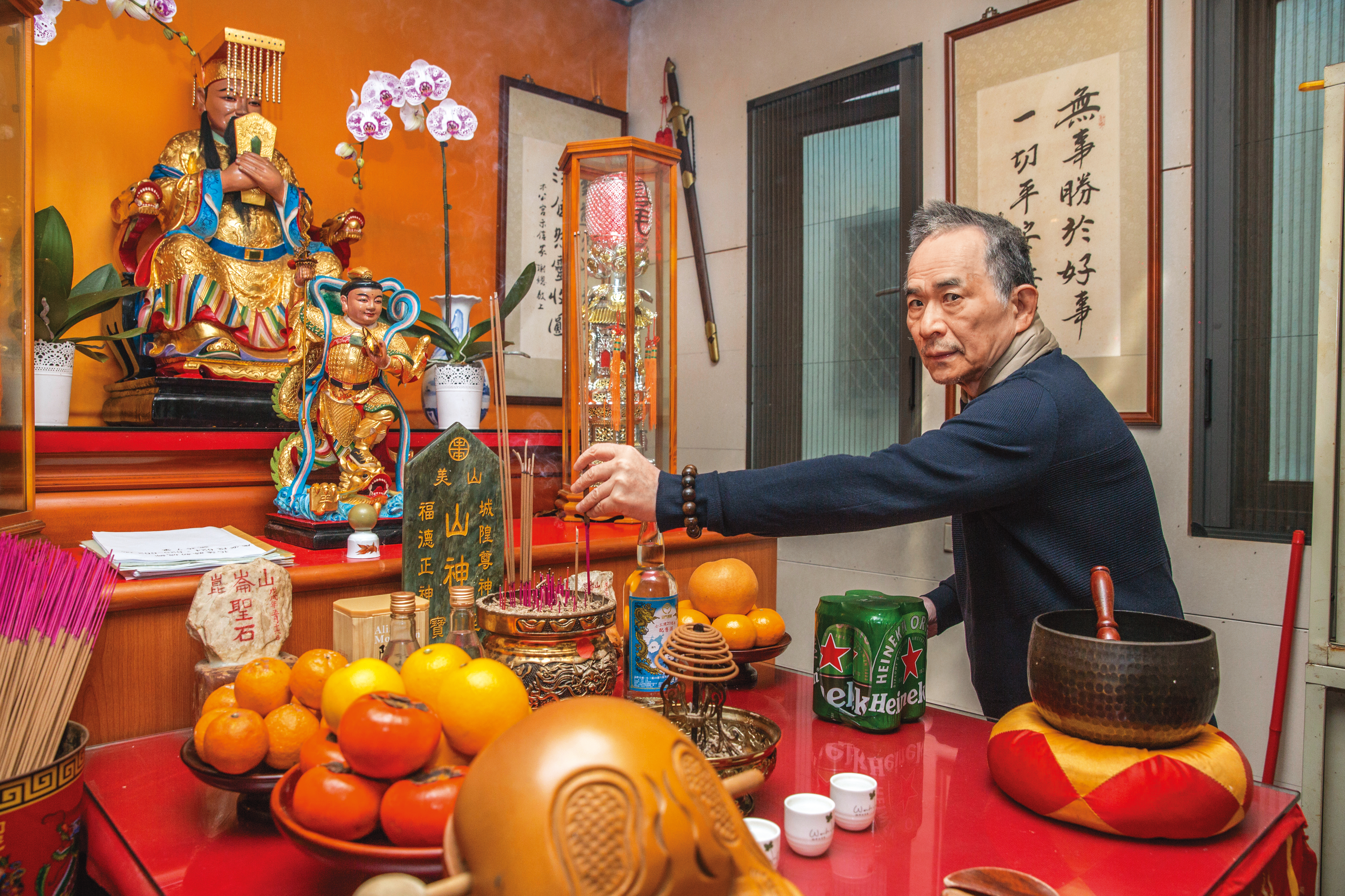 技術派大師蕭明道點香祭拜木公祖，強調心誠，沒有太多刻意的儀式。