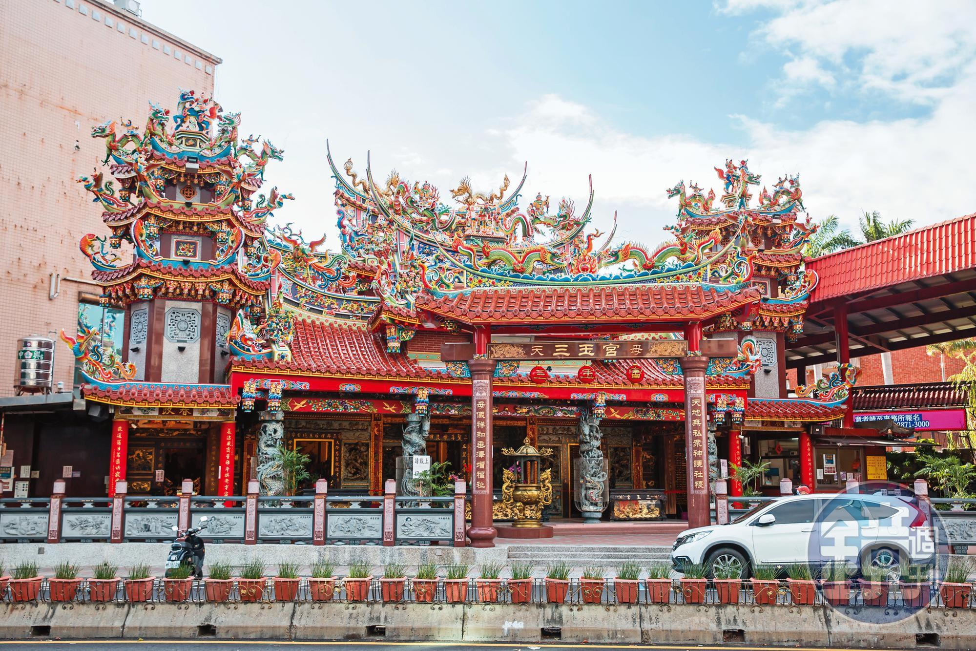 清乾隆15年間以石塊堆疊的福德祠，發展至今日的三玉宮，已有272年歷史。
