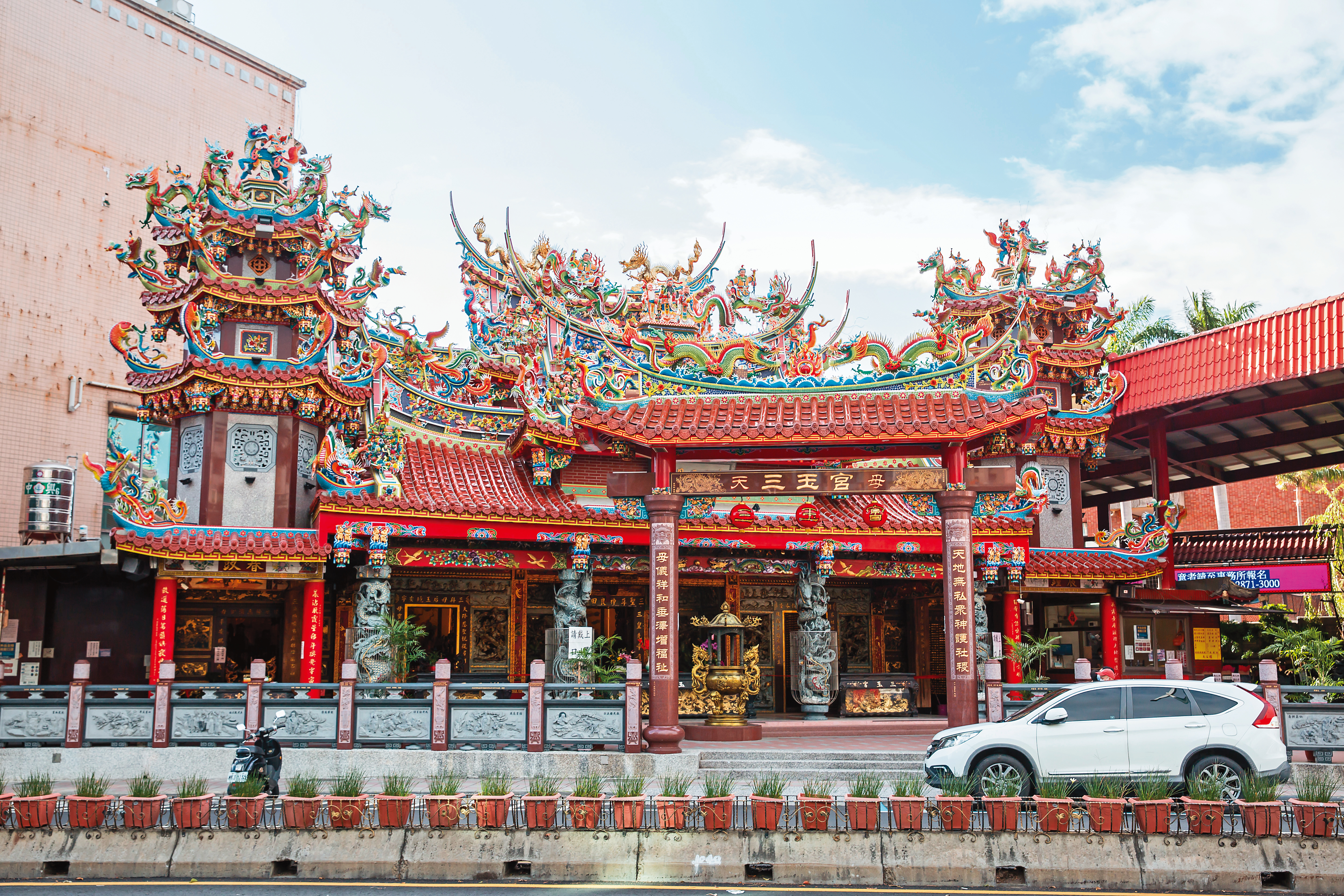 清乾隆15年間以石塊堆疊的福德祠，發展至今日的三玉宮，已有272年歷史。