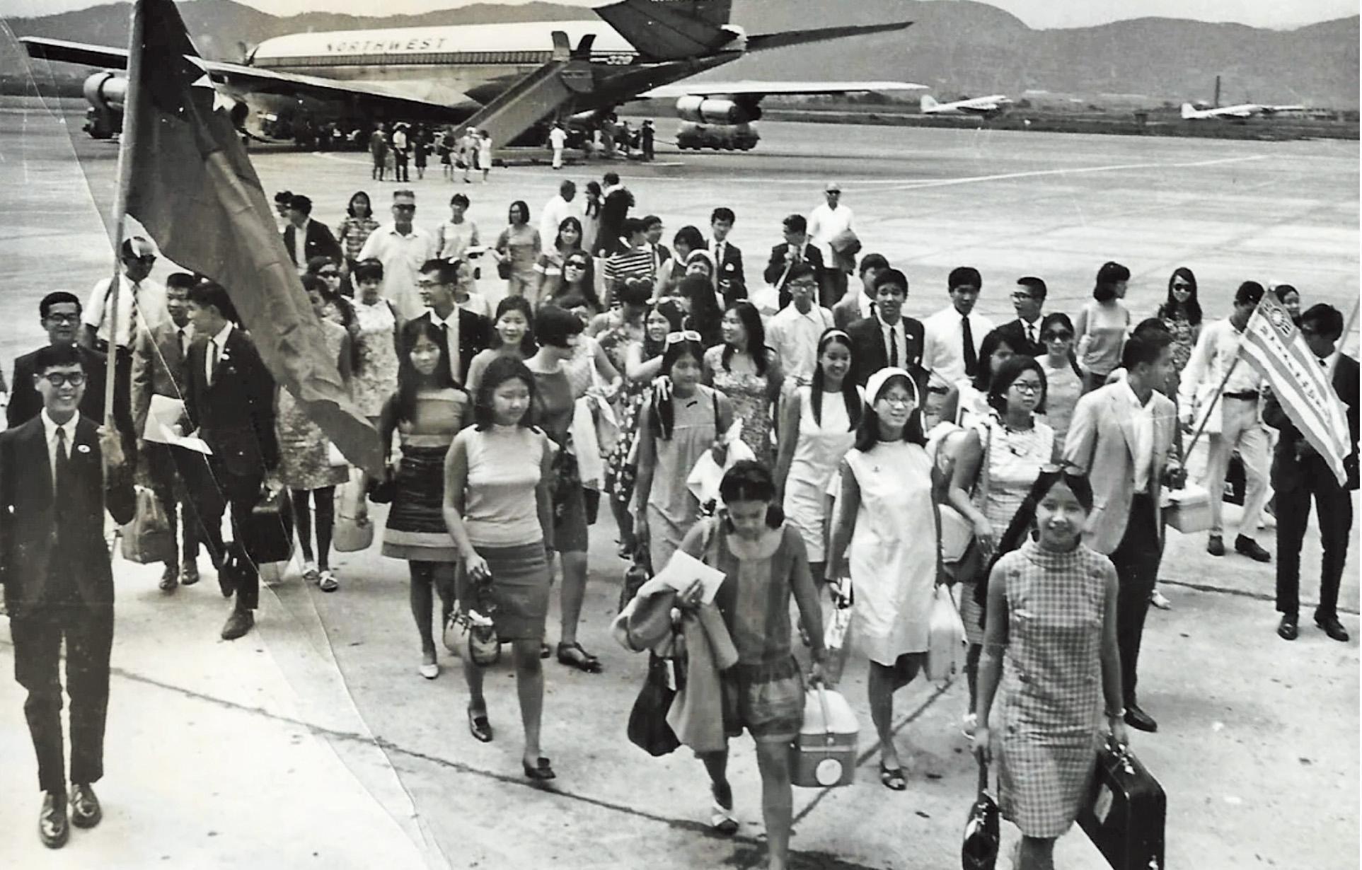 救國團於1960年代起針對海外華裔學生舉辦暑期研習營,有學員因此結識另一半,獲得「愛之船」稱號。(翻攝自urbannmad.tw)