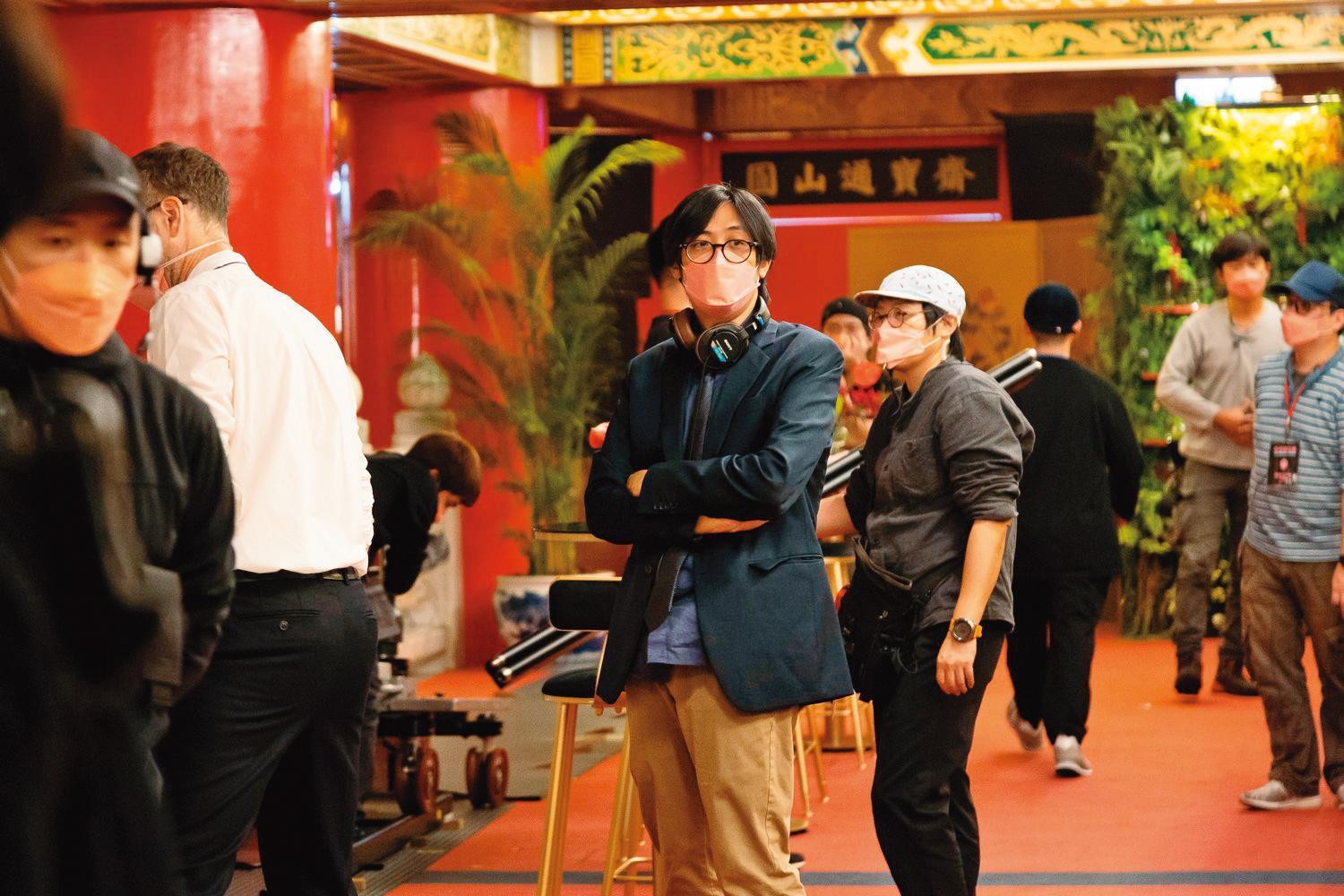 台裔美籍導演陳駿霖(左三)原本就在製片方的口袋名單,加上與影一合作過,順利出線執導。(影一製作所提供)