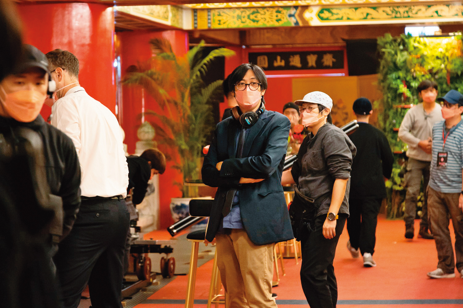 台裔美籍導演陳駿霖（左三）原本就在製片方的口袋名單，加上與影一合作過，順利出線執導。（影一製作所提供）