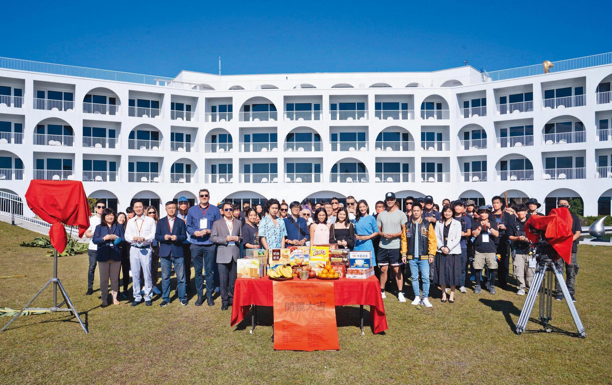 《台北愛之船》劇組去年底在主要場景、滬尾藝文休閒園區舉行開鏡記者會,陣容浩大。(影一製作所提供)