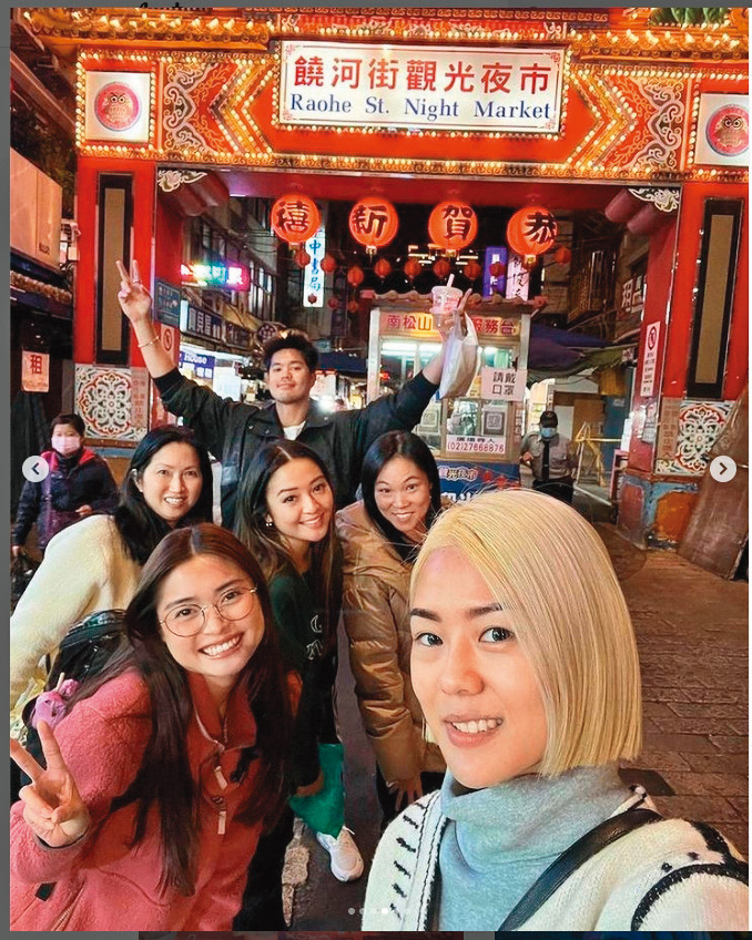 主要演員廖艾莉（前排左）、張喬星（中排中）、監製邢立美（中排右）和羅斯巴特勒（後排）與朋友逛饒河街夜市，廖艾莉的母親（中排左）也隨行。（翻攝自abigailhingwen IG）