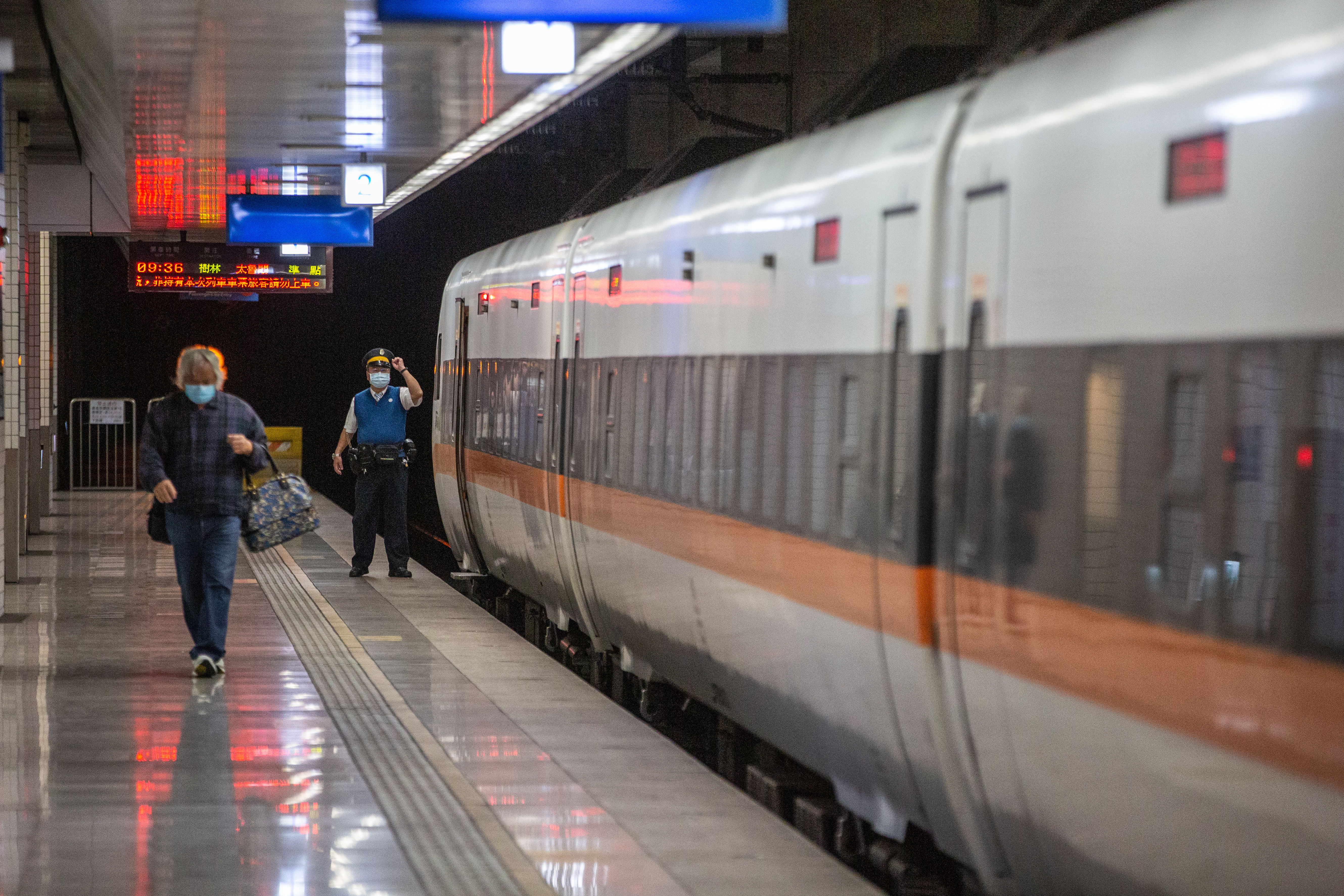 今年花蓮返鄉專車售票情形不如以往，仍有半數餘票。（本刊資料照）