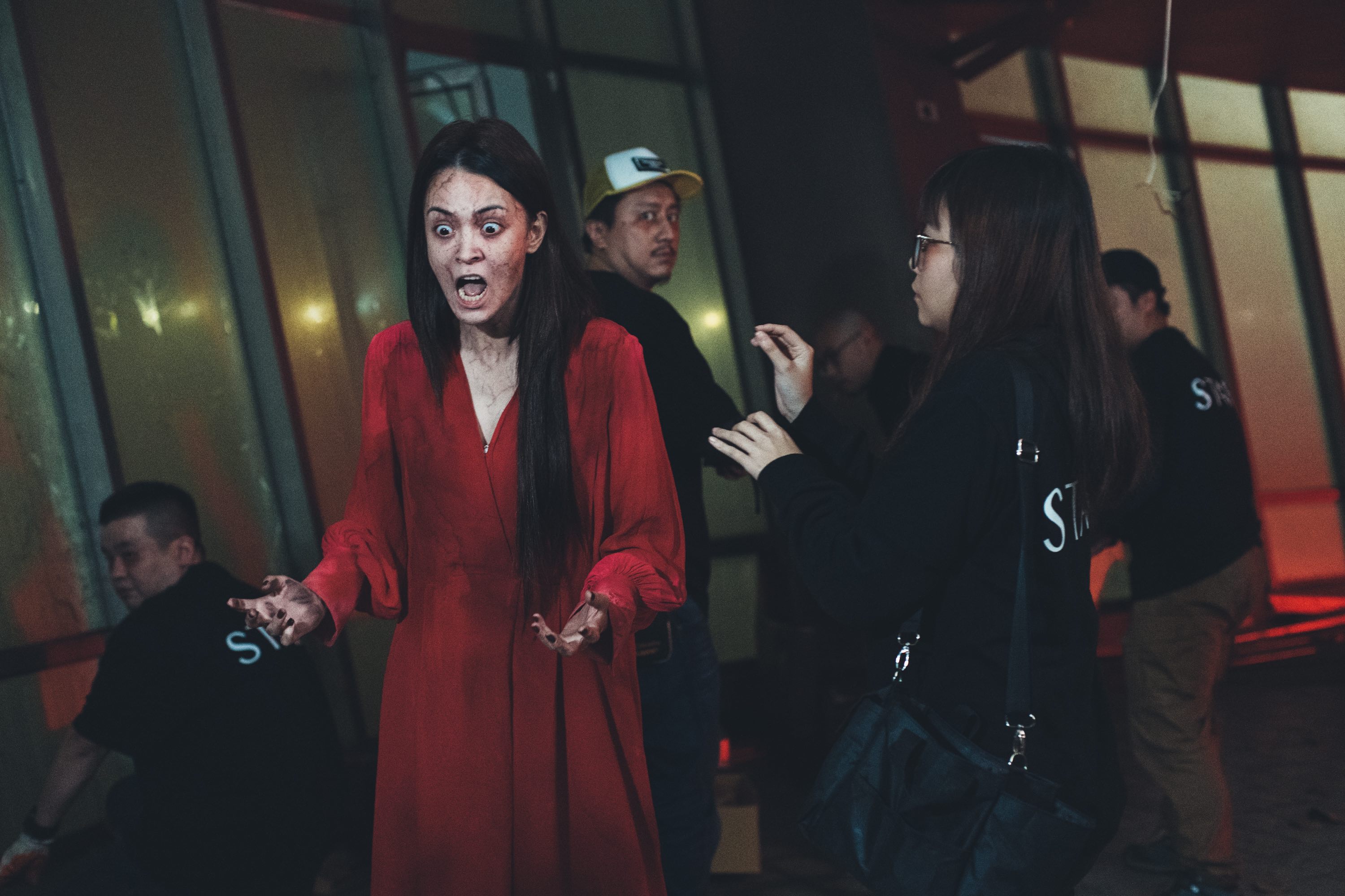 張榕容(左)打破形象,搞笑演出《鬼才之道》。(牽猴子提供)