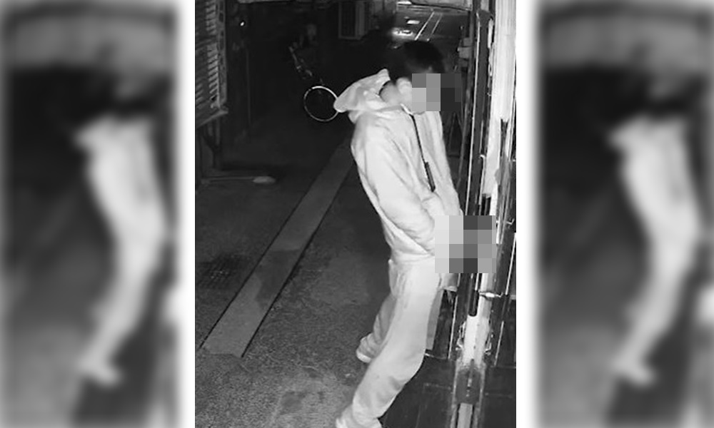 情趣店老闆抱怨，有人在他店門口打手槍，調出監視器畫面一看好崩潰。（翻攝「爆料公社App」）