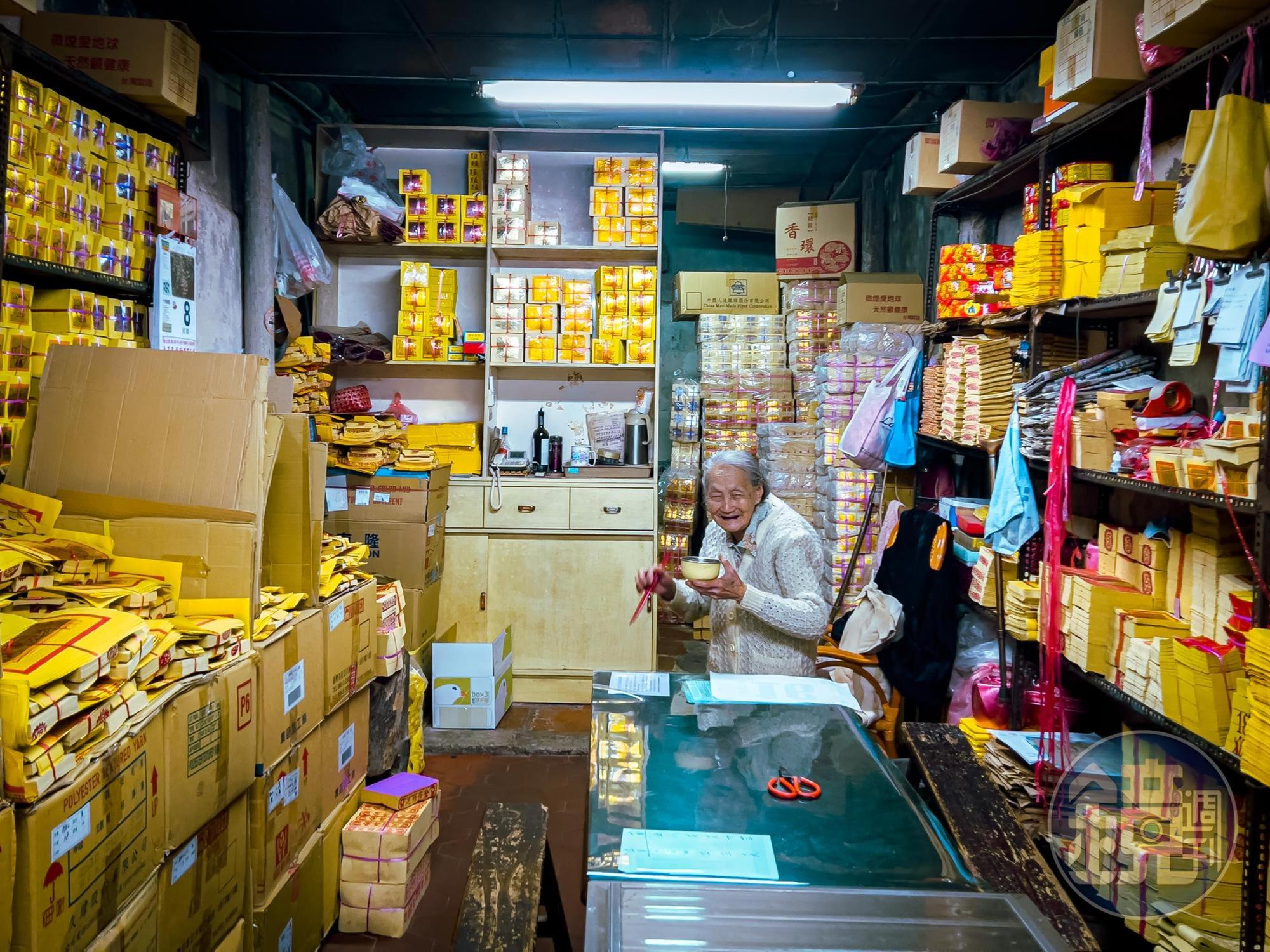 被金紙店包圍的老婆婆,看到有客人進來很熱情的招呼客人。