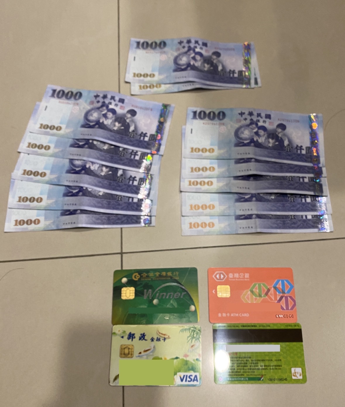 警方查扣的贓款及金融卡、手機等證物。（翻攝畫面）