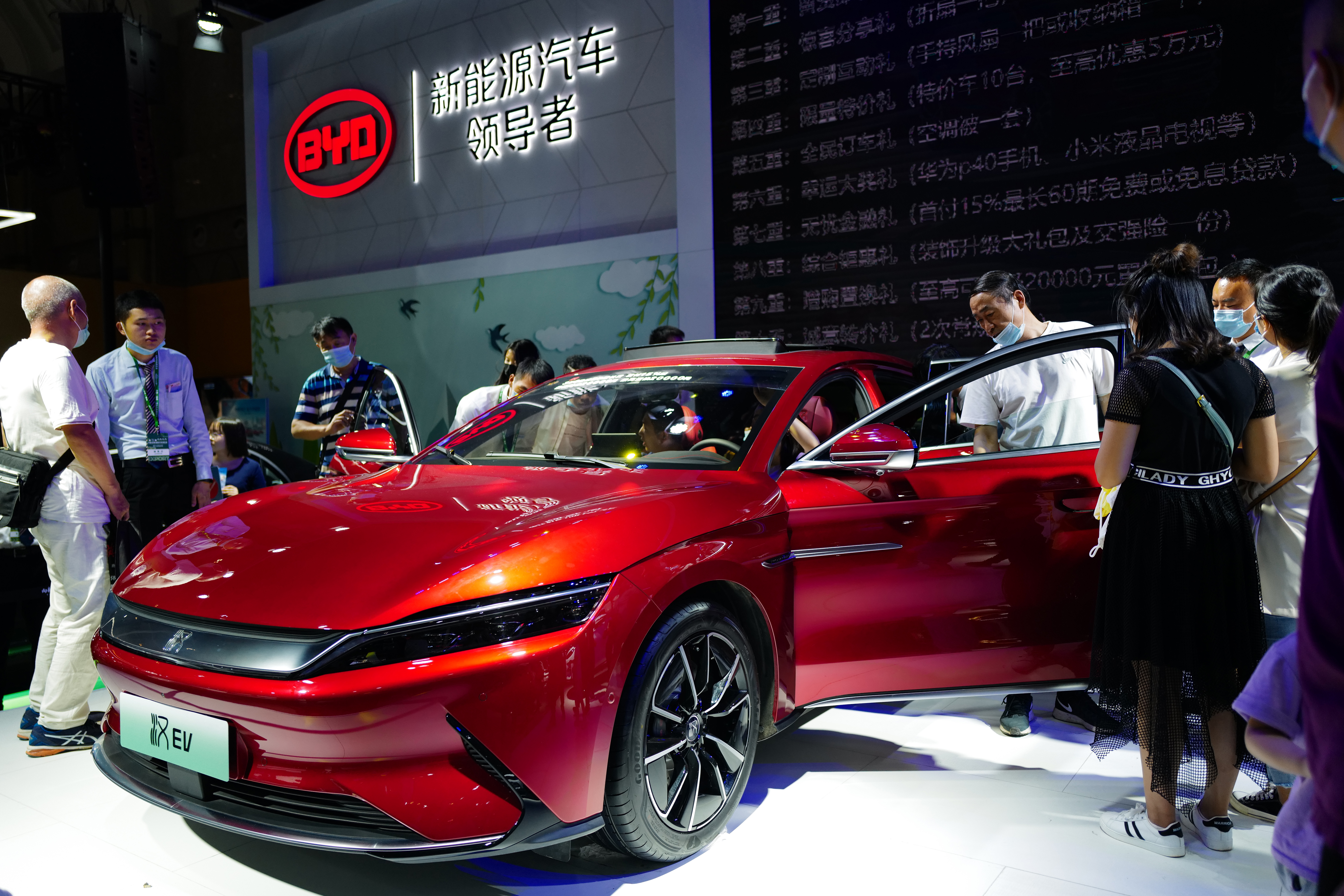 中國的電動車市場世界最大，加上減碳政策，電動車、電池與再生能源相關產業可多加留意。（東方IC）