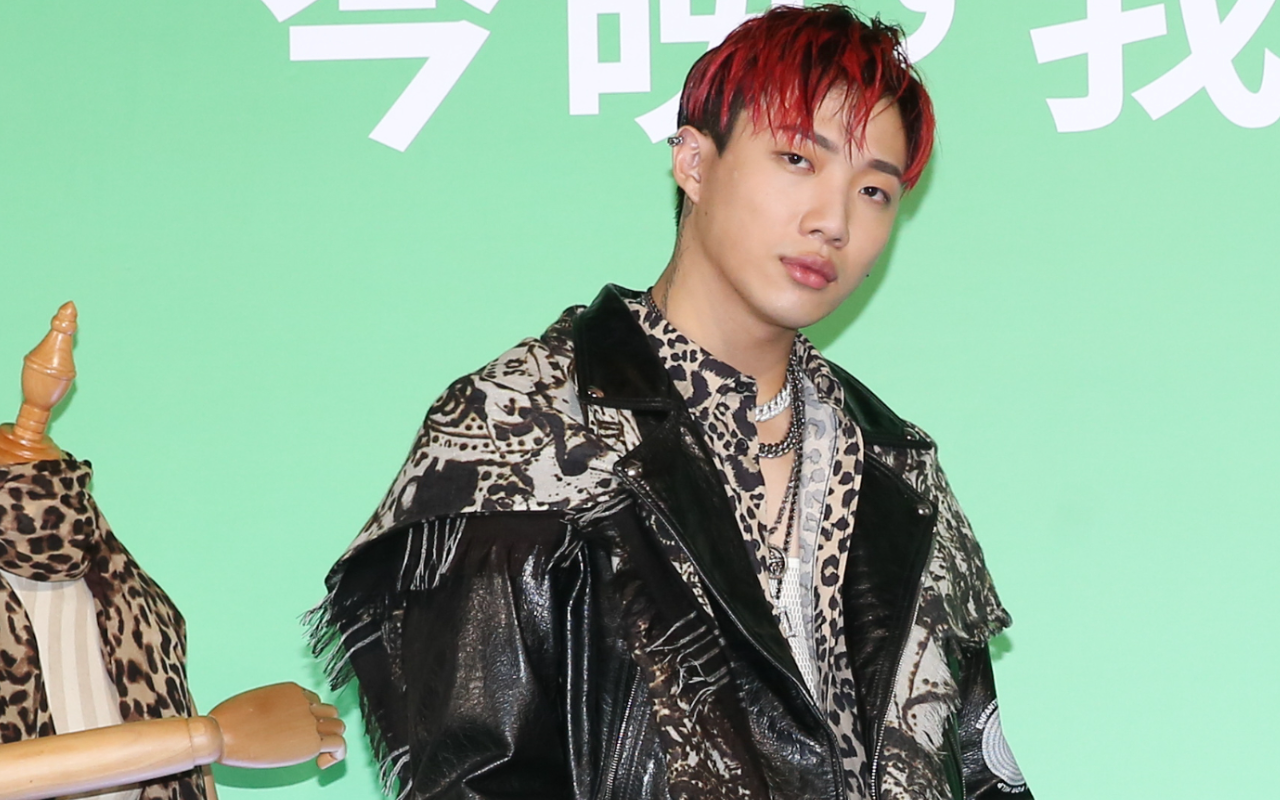 ØZI與前女友在廁所自拍的一段48秒親熱片遭外流，引發軒然大波。