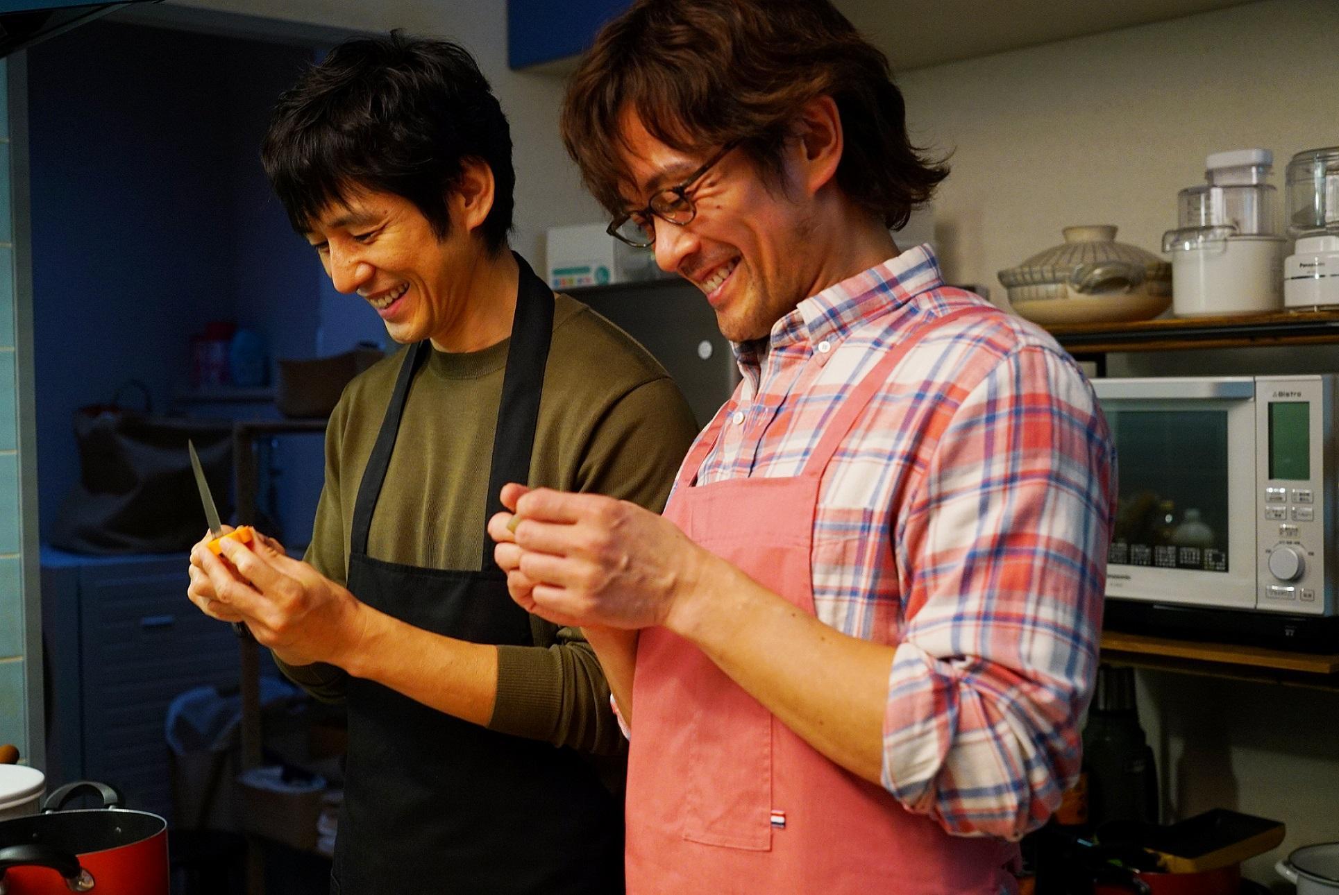 西島秀俊(左)與與內野聖陽主演的《電影版 昨日的美食》描繪兩人成為家人後的故事,在日本熱賣3.25億元。(車庫娛樂提供)